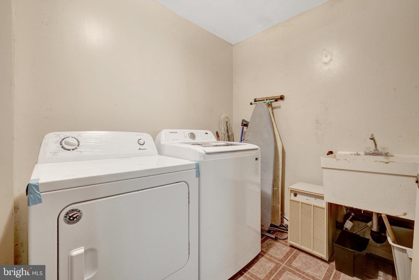 9506 WATTS RD, GREAT FALLS, Virginia 22066, 5 Bedrooms Bedrooms, ,3 BathroomsBathrooms,Residential,For sale,9506 WATTS RD,VAFX2273582 MLS # VAFX2273582