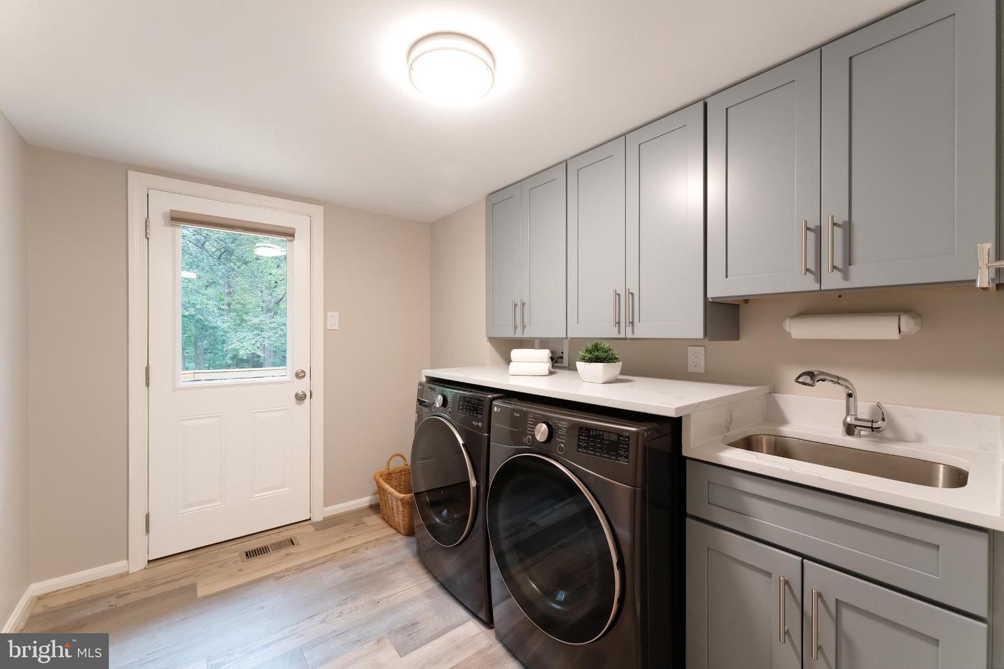 3119 COBB HILL LN, OAKTON, Virginia 22124, 4 Bedrooms Bedrooms, 13 Rooms Rooms,3 BathroomsBathrooms,Residential,For sale,3119 COBB HILL LN,VAFX2274298 MLS # VAFX2274298