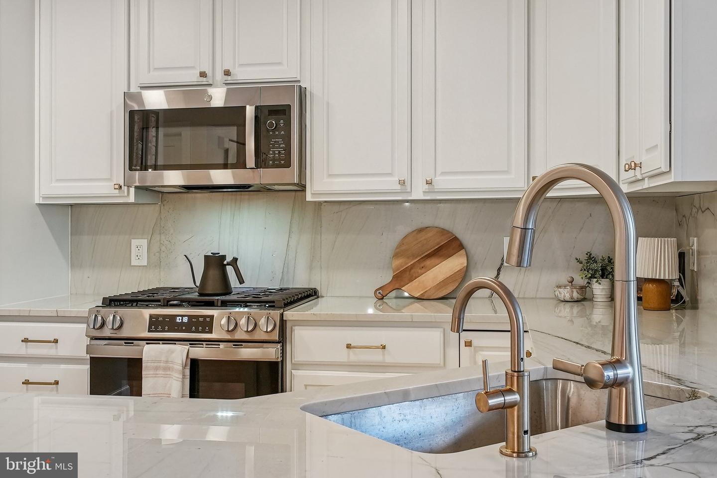 502 W BROAD ST #215, FALLS CHURCH, Virginia 22046, 2 Bedrooms Bedrooms, ,2 BathroomsBathrooms,Residential,For sale,502 W BROAD ST #215,VAFA2003348 MLS # VAFA2003348
