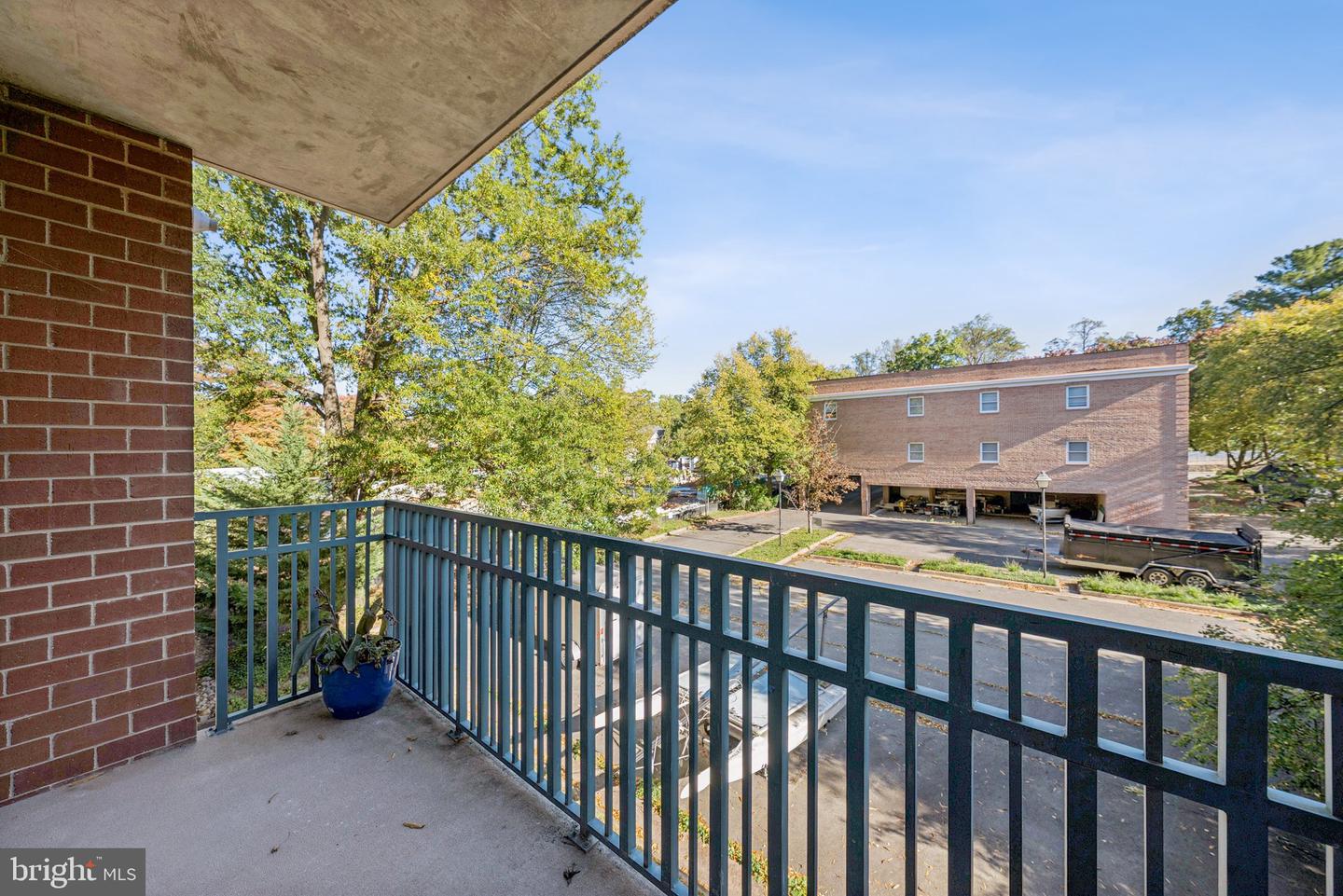 502 W BROAD ST #215, FALLS CHURCH, Virginia 22046, 2 Bedrooms Bedrooms, ,2 BathroomsBathrooms,Residential,For sale,502 W BROAD ST #215,VAFA2003348 MLS # VAFA2003348
