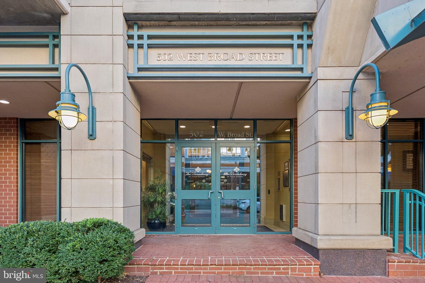 502 W BROAD ST #215, FALLS CHURCH, Virginia 22046, 2 Bedrooms Bedrooms, ,2 BathroomsBathrooms,Residential,For sale,502 W BROAD ST #215,VAFA2003348 MLS # VAFA2003348