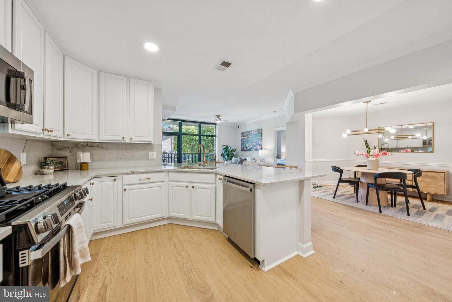 502 W BROAD ST #215, FALLS CHURCH, Virginia 22046, 2 Bedrooms Bedrooms, ,2 BathroomsBathrooms,Residential,For sale,502 W BROAD ST #215,VAFA2003348 MLS # VAFA2003348