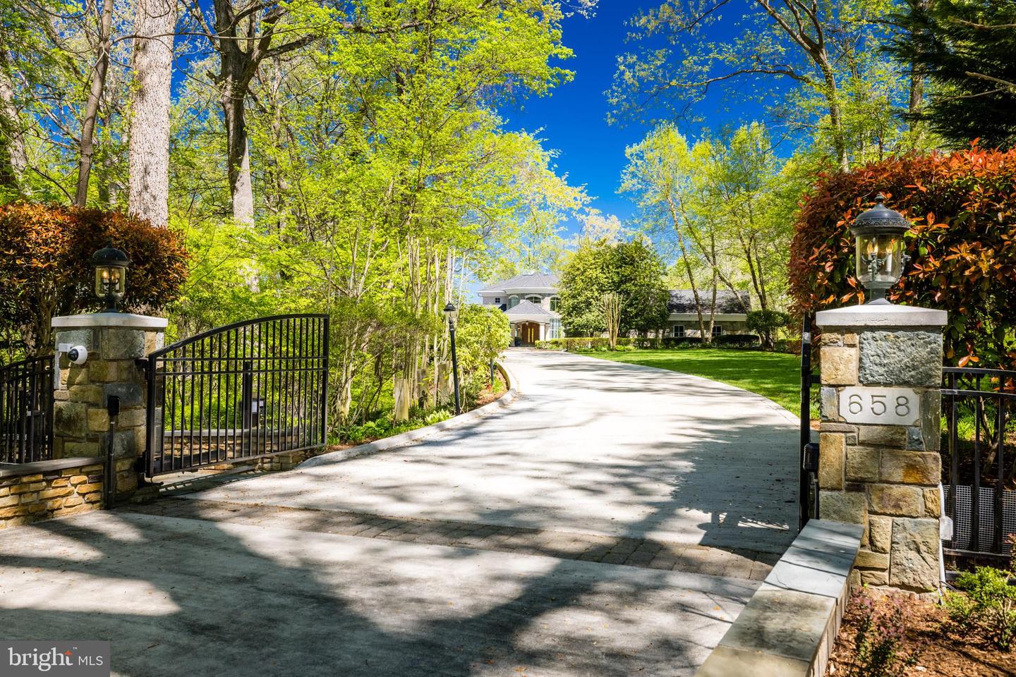 658 LIVE OAK DR, MCLEAN, Virginia 22101, 7 Bedrooms Bedrooms, ,7 BathroomsBathrooms,Residential,For sale,658 LIVE OAK DR,VAFX2274512 MLS # VAFX2274512