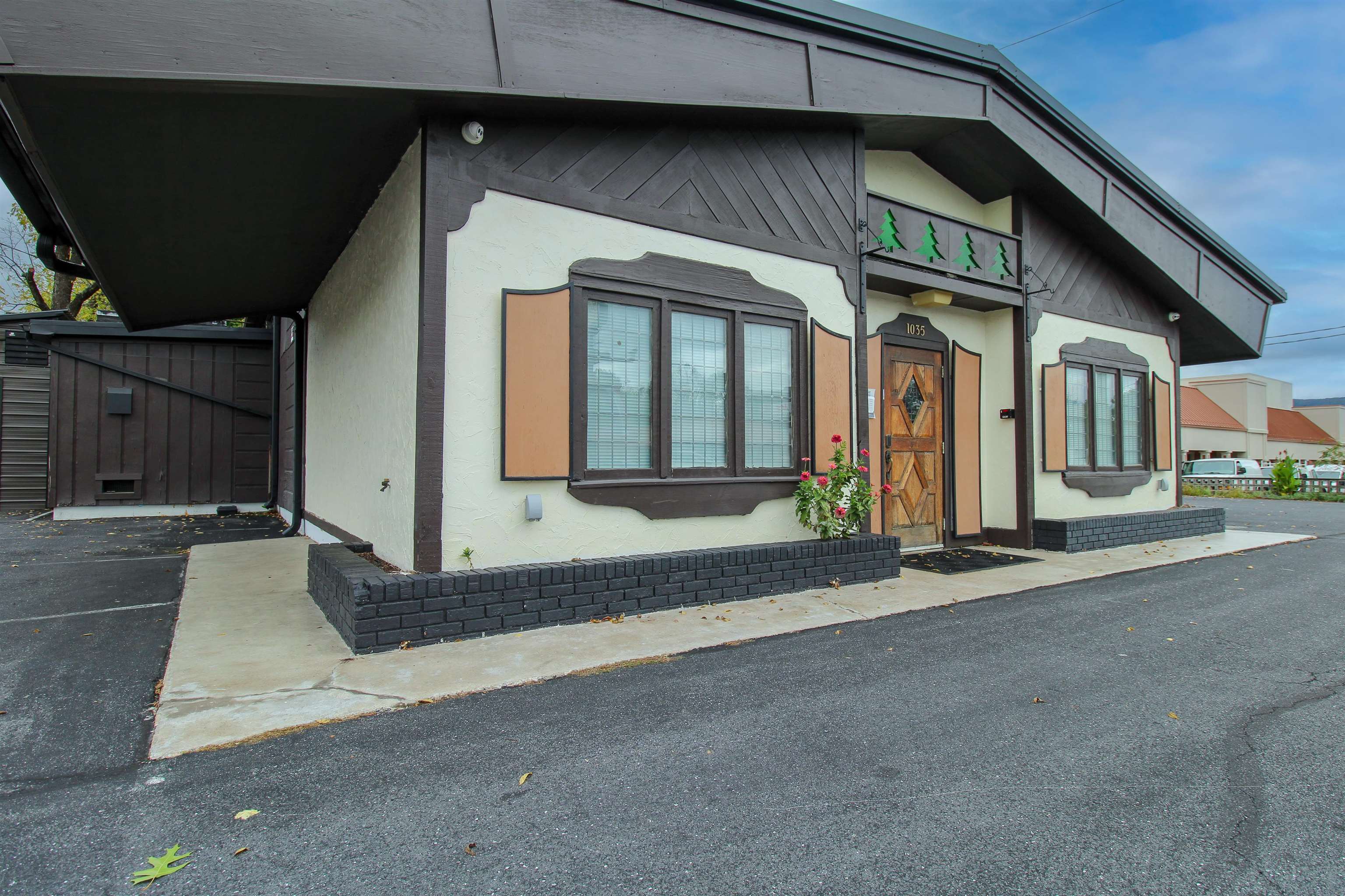 1035 W BROAD ST, WAYNESBORO, Virginia 22980, ,Commercial,1035 W BROAD ST,670206 MLS # 670206