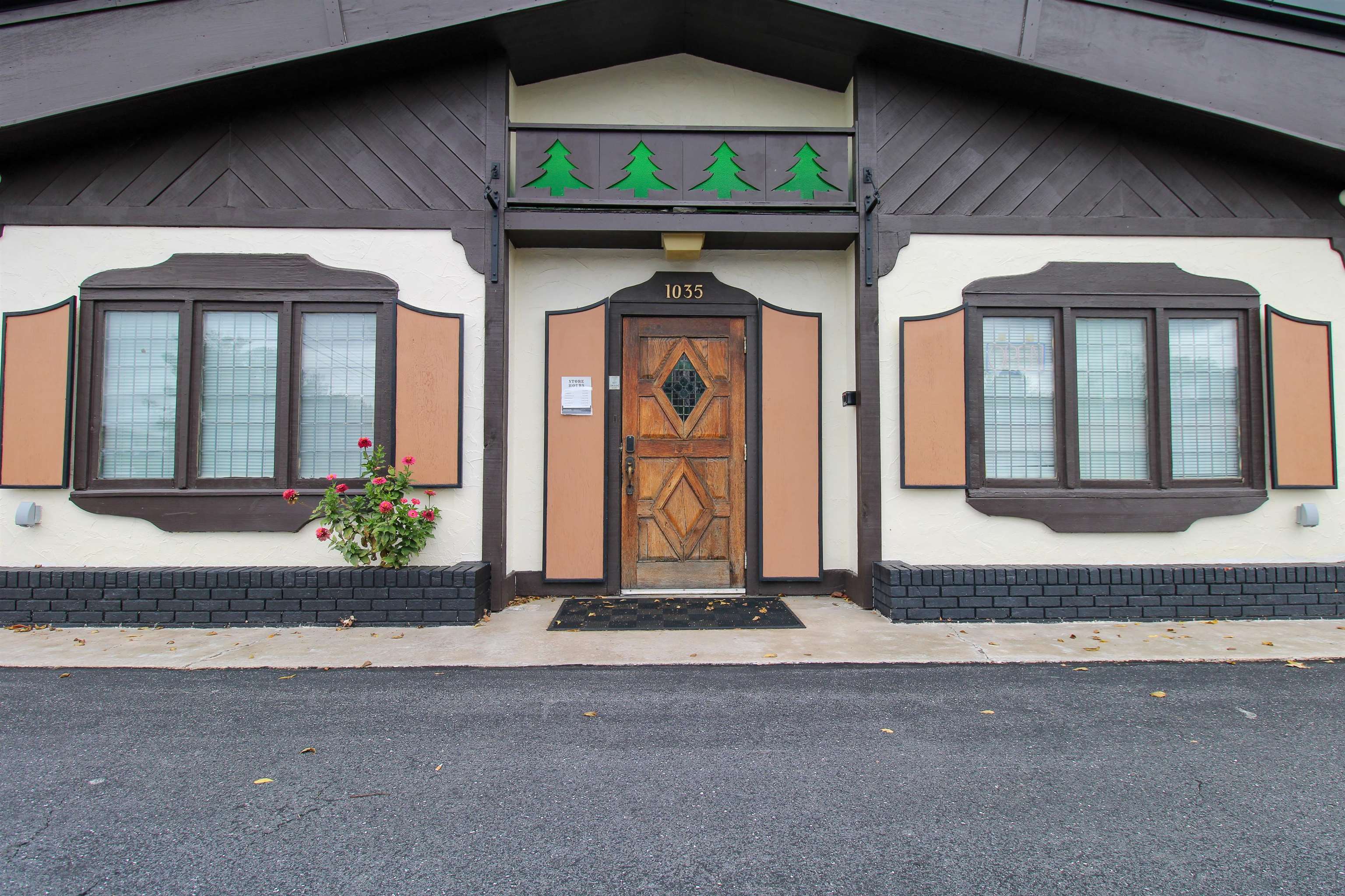 1035 W BROAD ST, WAYNESBORO, Virginia 22980, ,Commercial,1035 W BROAD ST,670206 MLS # 670206