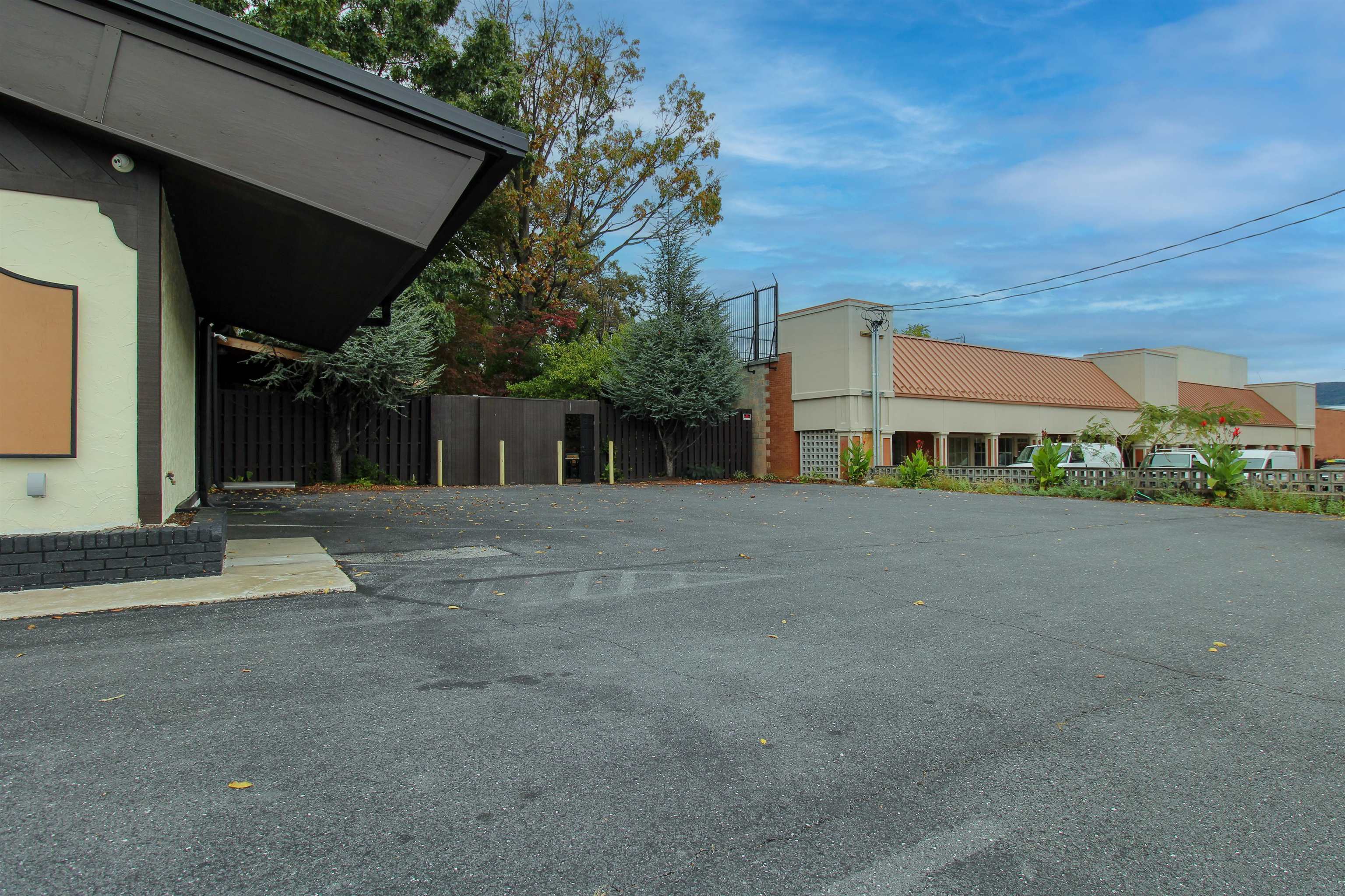 1035 W BROAD ST, WAYNESBORO, Virginia 22980, ,Commercial,1035 W BROAD ST,670206 MLS # 670206