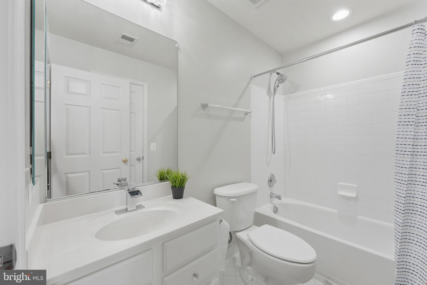 13679 LAVENDER MIST LN, CENTREVILLE, Virginia 20120, 4 Bedrooms Bedrooms, 13 Rooms Rooms,3 BathroomsBathrooms,Residential,For sale,13679 LAVENDER MIST LN,VAFX2274626 MLS # VAFX2274626