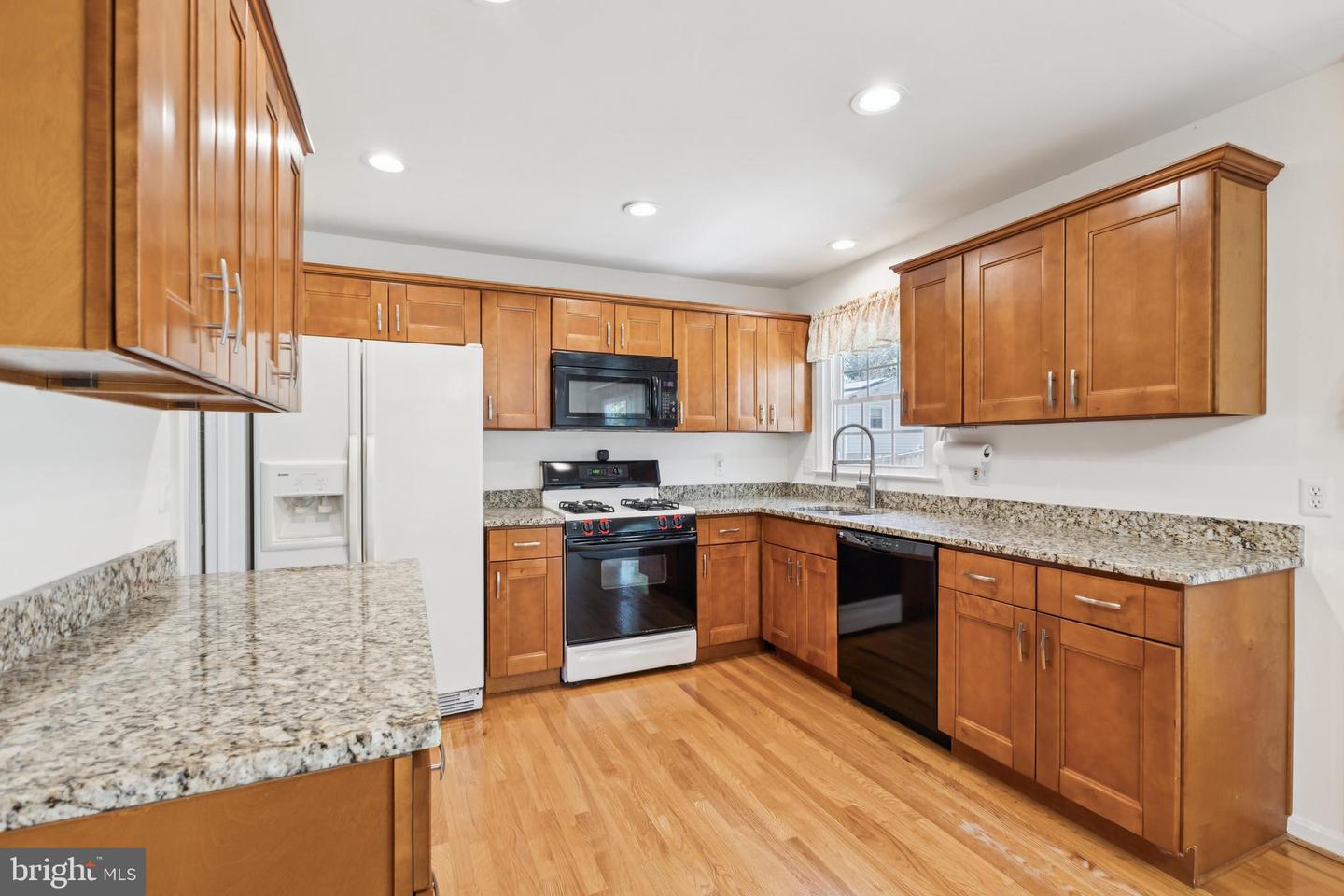 13715 SMALLWOOD CT, CHANTILLY, Virginia 20151, 4 Bedrooms Bedrooms, ,2 BathroomsBathrooms,Residential,For sale,13715 SMALLWOOD CT,VAFX2274656 MLS # VAFX2274656