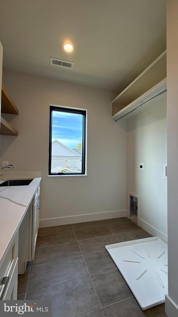 6816 DEAN DR, MCLEAN, Virginia 22101, 7 Bedrooms Bedrooms, 15 Rooms Rooms,6 BathroomsBathrooms,Residential,For sale,6816 DEAN DR,VAFX2269240 MLS # VAFX2269240