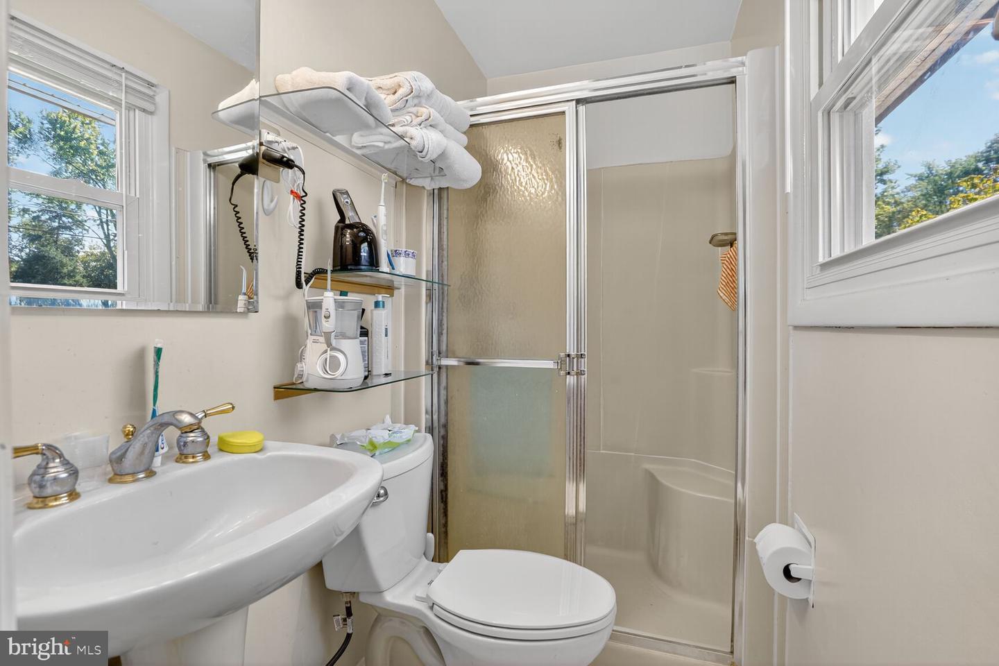 1405 ROSS DR SW, VIENNA, Virginia 22180, 4 Bedrooms Bedrooms, ,2 BathroomsBathrooms,Residential,For sale,1405 ROSS DR SW,VAFX2273358 MLS # VAFX2273358 1405 ROSS DR SW, VIENNA, Virginia 22180, 4 Bedrooms Bedrooms, ,2 BathroomsBathrooms,Residential,For sale,1405 ROSS DR SW,VAFX2273358 MLS # VAFX2273358