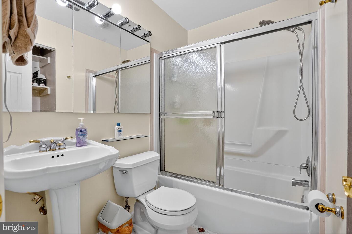 1405 ROSS DR SW, VIENNA, Virginia 22180, 4 Bedrooms Bedrooms, ,2 BathroomsBathrooms,Residential,For sale,1405 ROSS DR SW,VAFX2273358 MLS # VAFX2273358 1405 ROSS DR SW, VIENNA, Virginia 22180, 4 Bedrooms Bedrooms, ,2 BathroomsBathrooms,Residential,For sale,1405 ROSS DR SW,VAFX2273358 MLS # VAFX2273358