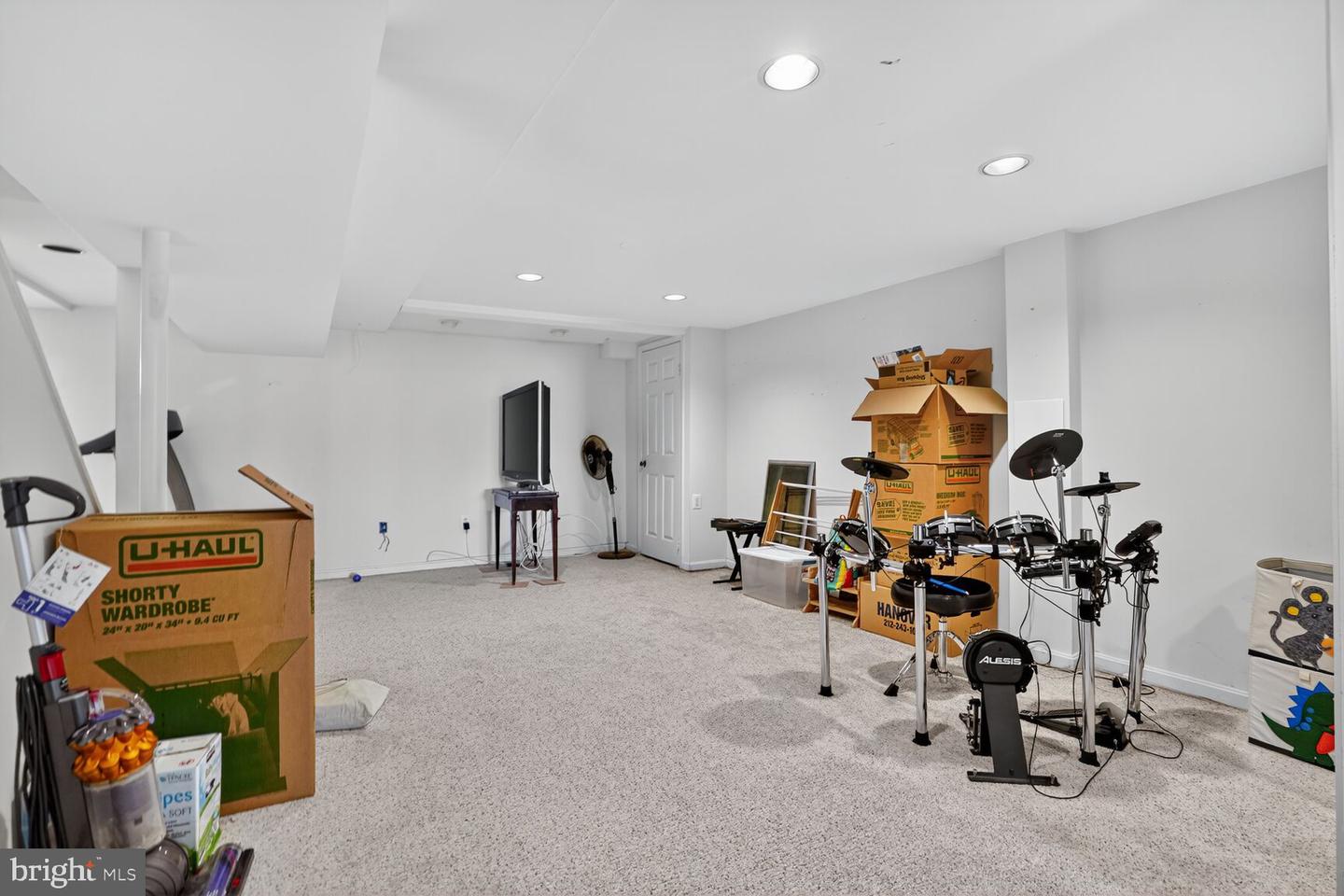 1405 ROSS DR SW, VIENNA, Virginia 22180, 4 Bedrooms Bedrooms, ,2 BathroomsBathrooms,Residential,For sale,1405 ROSS DR SW,VAFX2273358 MLS # VAFX2273358 1405 ROSS DR SW, VIENNA, Virginia 22180, 4 Bedrooms Bedrooms, ,2 BathroomsBathrooms,Residential,For sale,1405 ROSS DR SW,VAFX2273358 MLS # VAFX2273358