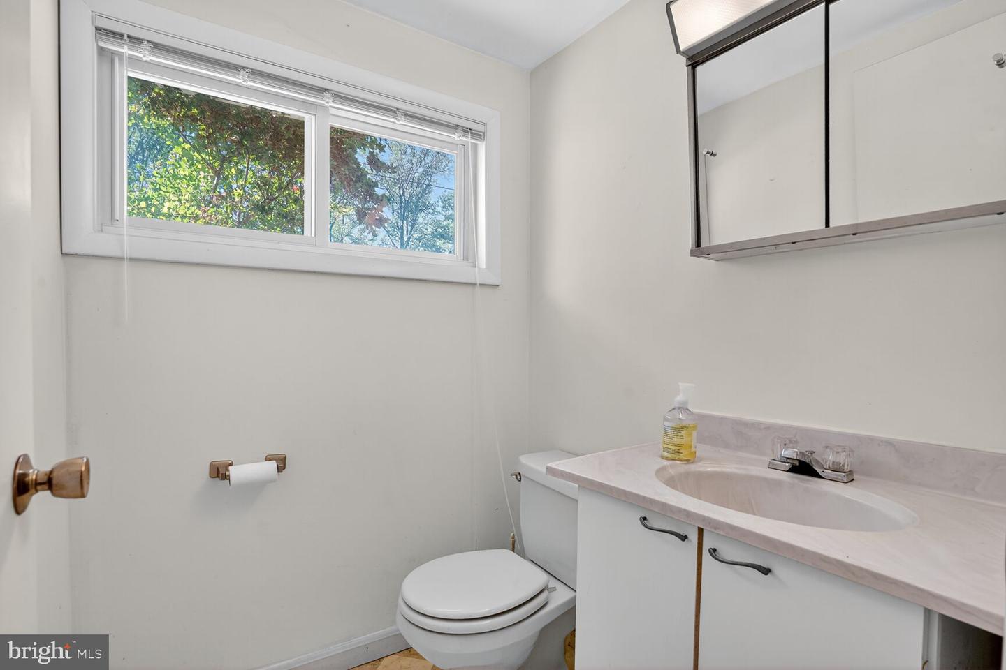 1405 ROSS DR SW, VIENNA, Virginia 22180, 4 Bedrooms Bedrooms, ,2 BathroomsBathrooms,Residential,For sale,1405 ROSS DR SW,VAFX2273358 MLS # VAFX2273358 1405 ROSS DR SW, VIENNA, Virginia 22180, 4 Bedrooms Bedrooms, ,2 BathroomsBathrooms,Residential,For sale,1405 ROSS DR SW,VAFX2273358 MLS # VAFX2273358