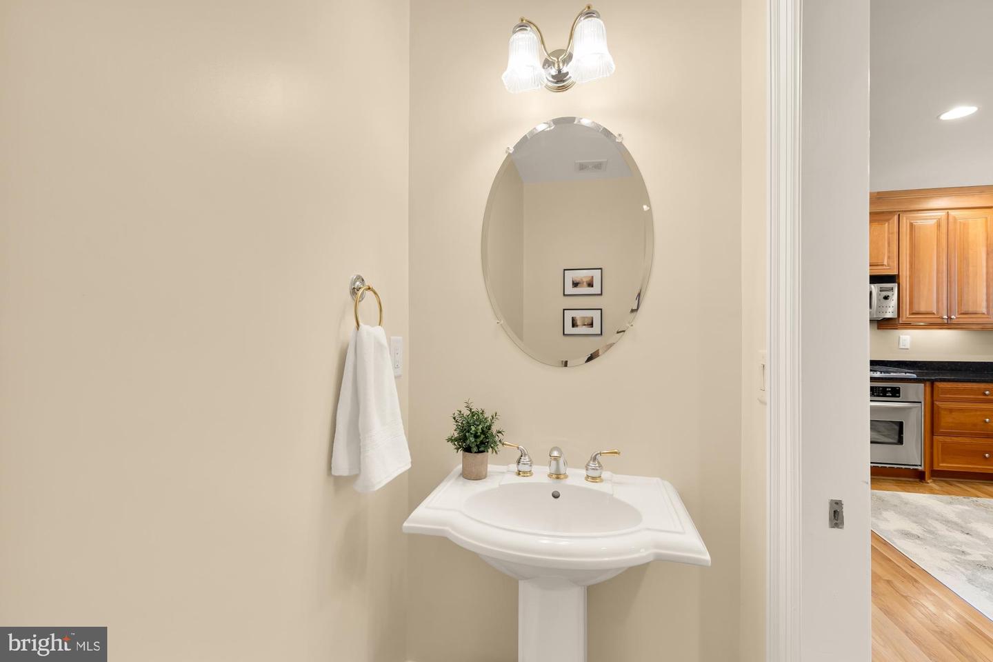 1417 N NASH ST, ARLINGTON, Virginia 22209, 3 Bedrooms Bedrooms, 8 Rooms Rooms,3 BathroomsBathrooms,Residential,For sale,1417 N NASH ST,VAAR2064808 MLS # VAAR2064808