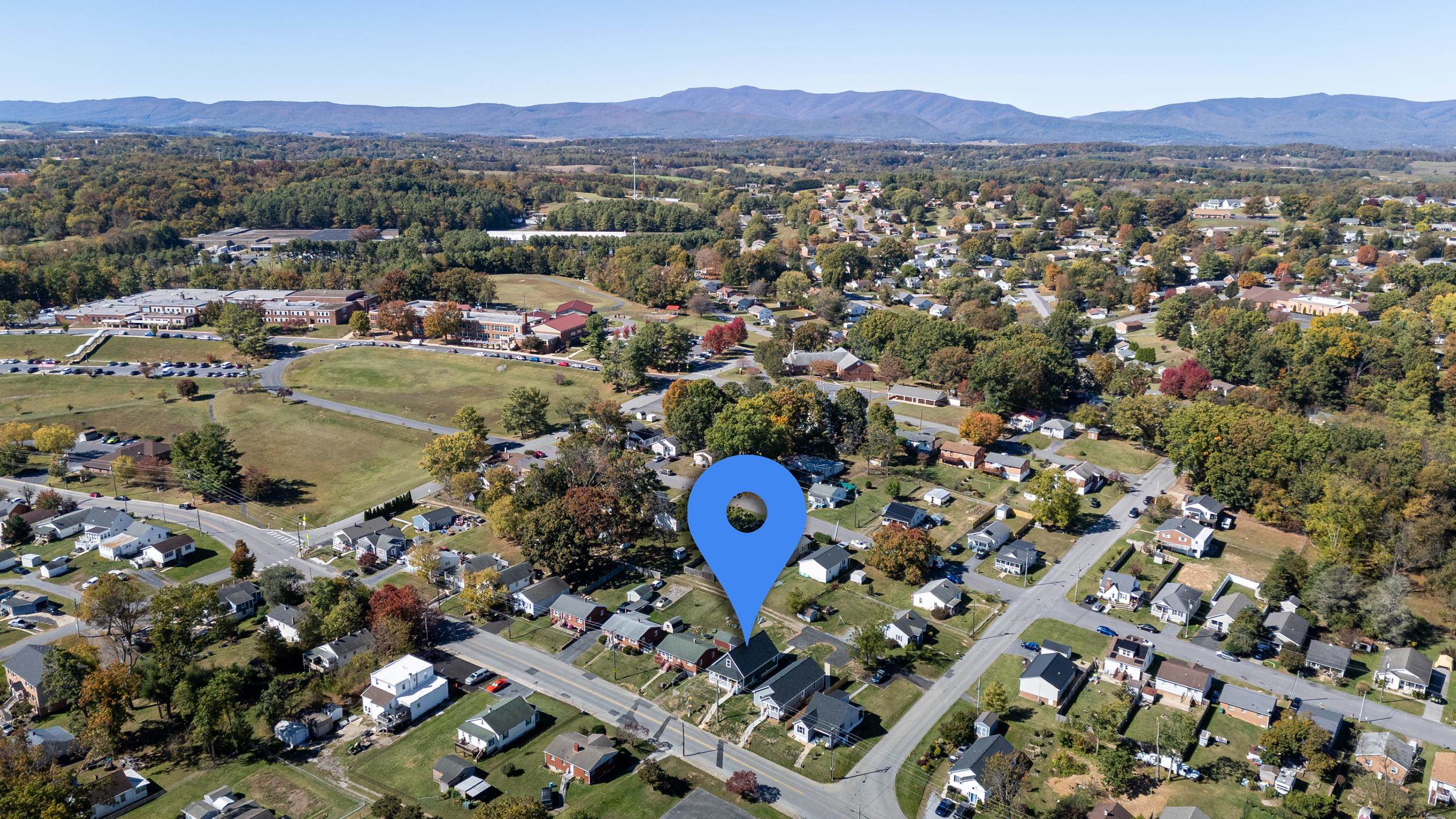 416 GRUBERT AVE, STAUNTON, Virginia 24401, 3 Bedrooms Bedrooms, ,2 BathroomsBathrooms,Residential,416 GRUBERT AVE,670217 MLS # 670217