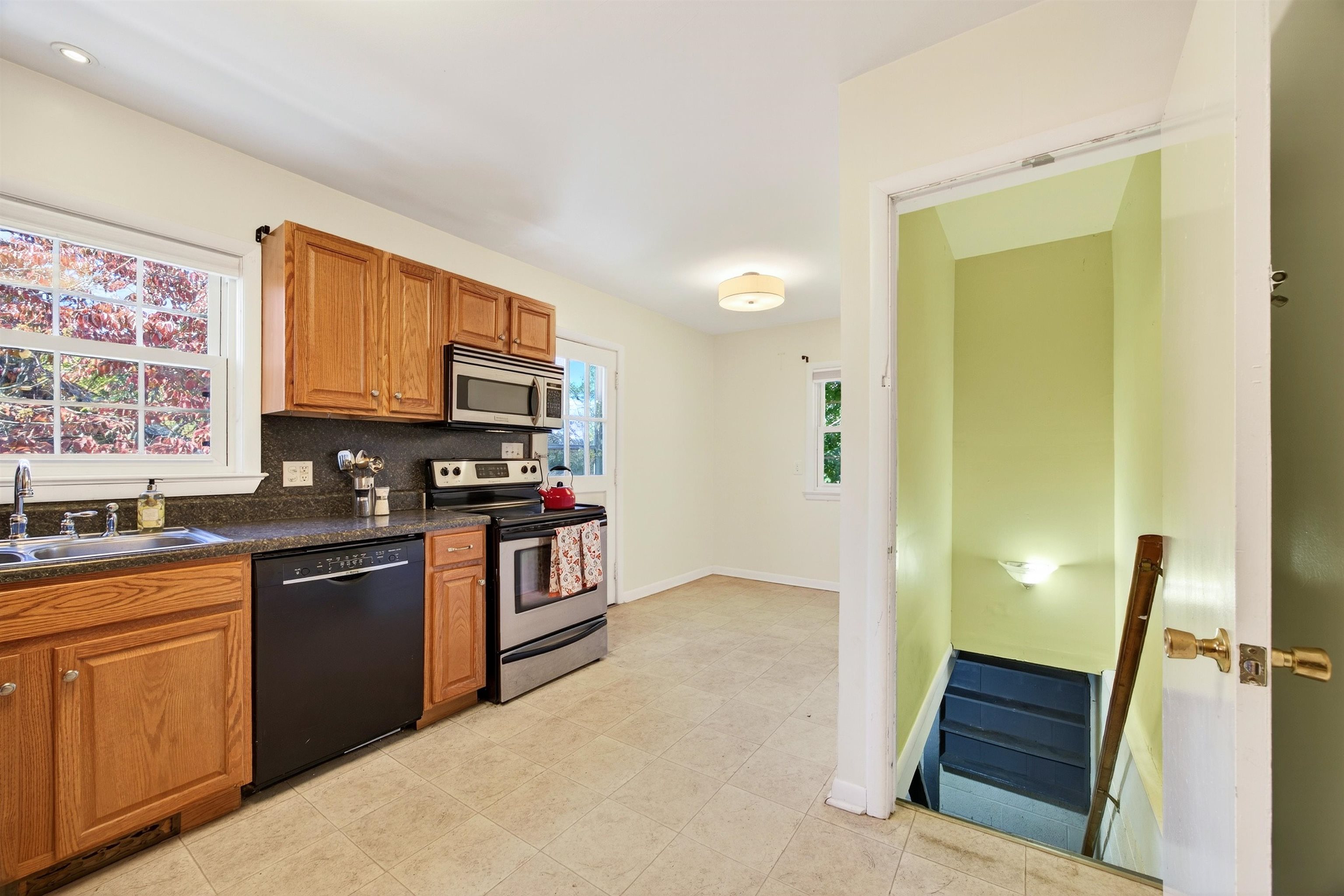 19 N LYNNHAVEN DR, STAUNTON, Virginia 24401, 4 Bedrooms Bedrooms, ,2 BathroomsBathrooms,Residential,19 N LYNNHAVEN DR,670218 MLS # 670218