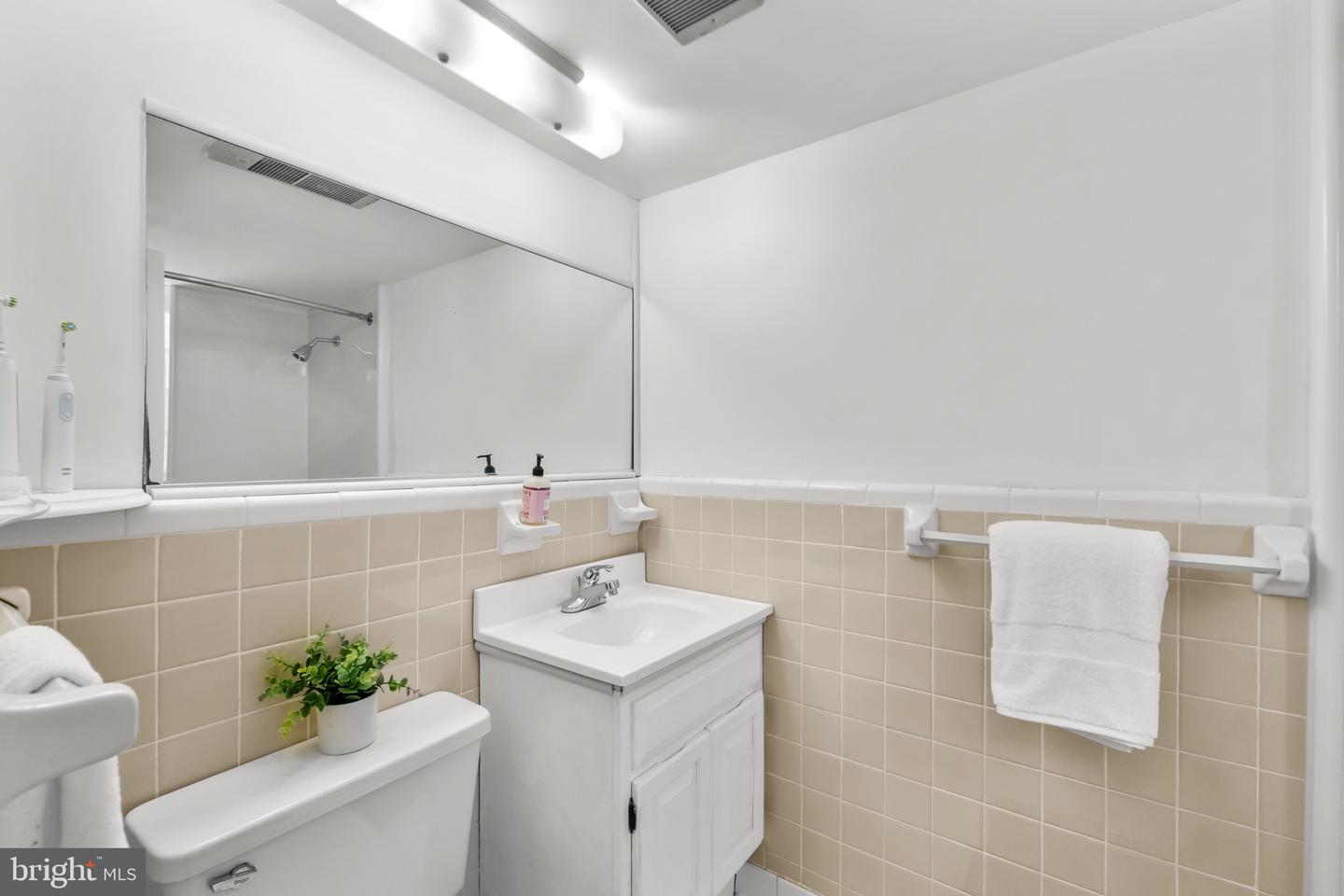 1821 21ST ST N #1, ARLINGTON, Virginia 22209, 4 Rooms Rooms,1 BathroomBathrooms,Residential,For sale,1821 21ST ST N #1,VAAR2065018 MLS # VAAR2065018