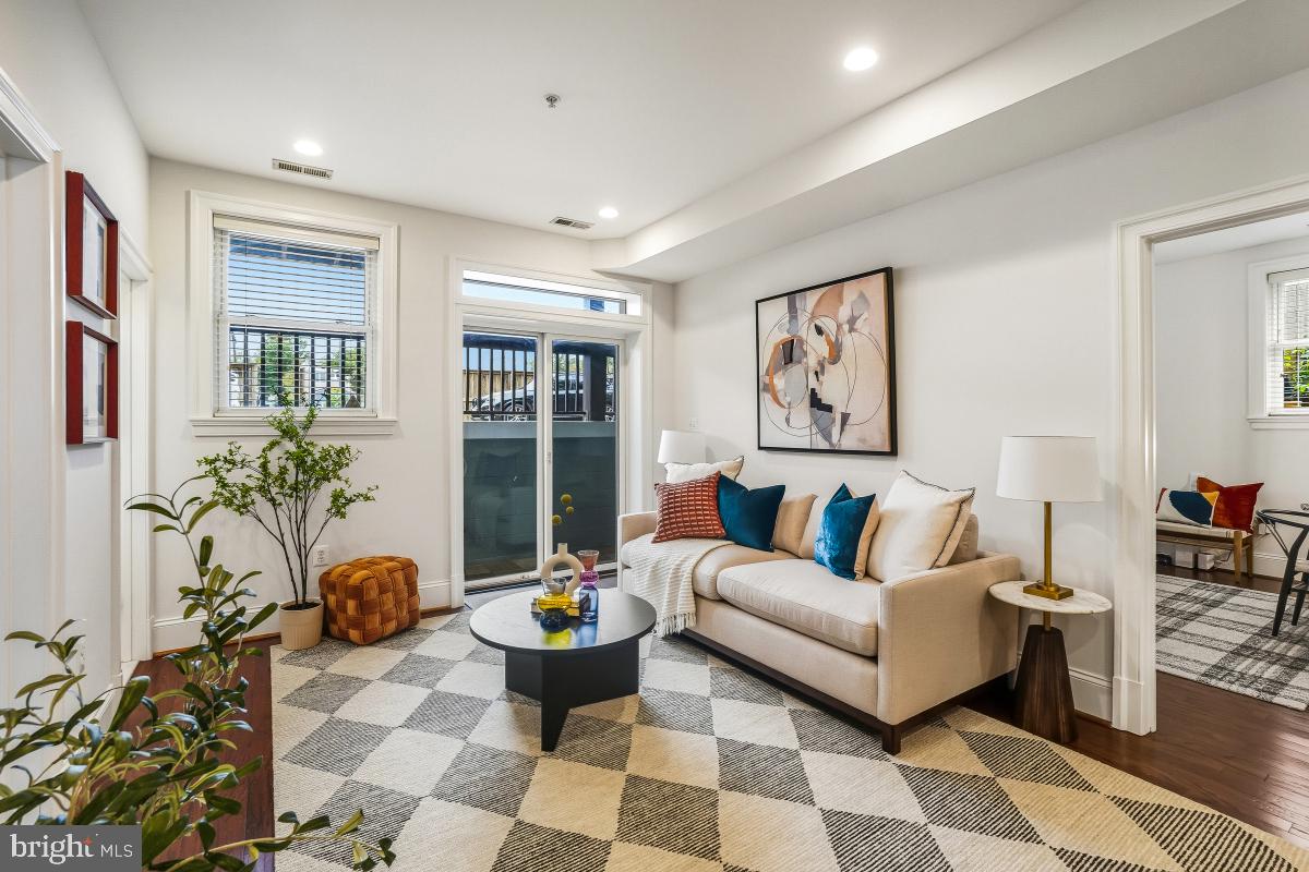 321 18TH ST SE #2, WASHINGTON, District Of Columbia 20003, 2 Bedrooms Bedrooms, ,2 BathroomsBathrooms,Residential,For sale,321 18TH ST SE #2,DCDC2227508 MLS # DCDC2227508