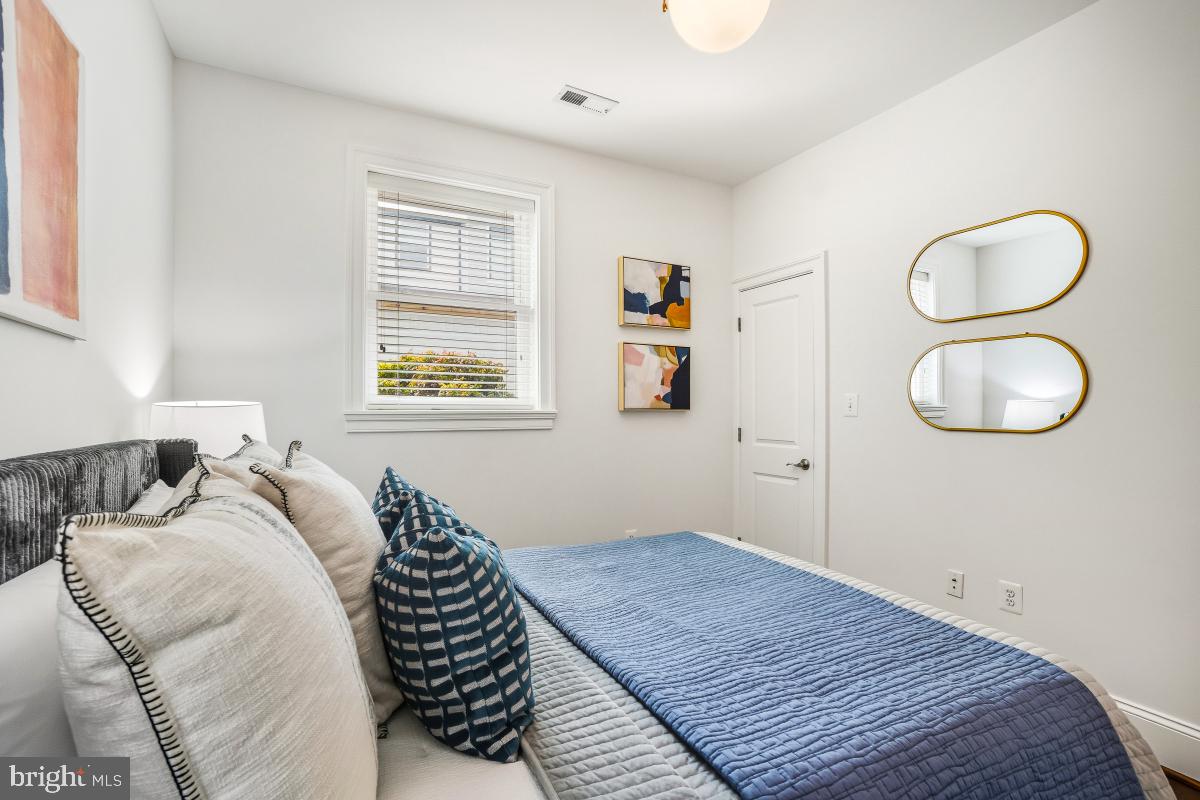 321 18TH ST SE #2, WASHINGTON, District Of Columbia 20003, 2 Bedrooms Bedrooms, ,2 BathroomsBathrooms,Residential,For sale,321 18TH ST SE #2,DCDC2227508 MLS # DCDC2227508