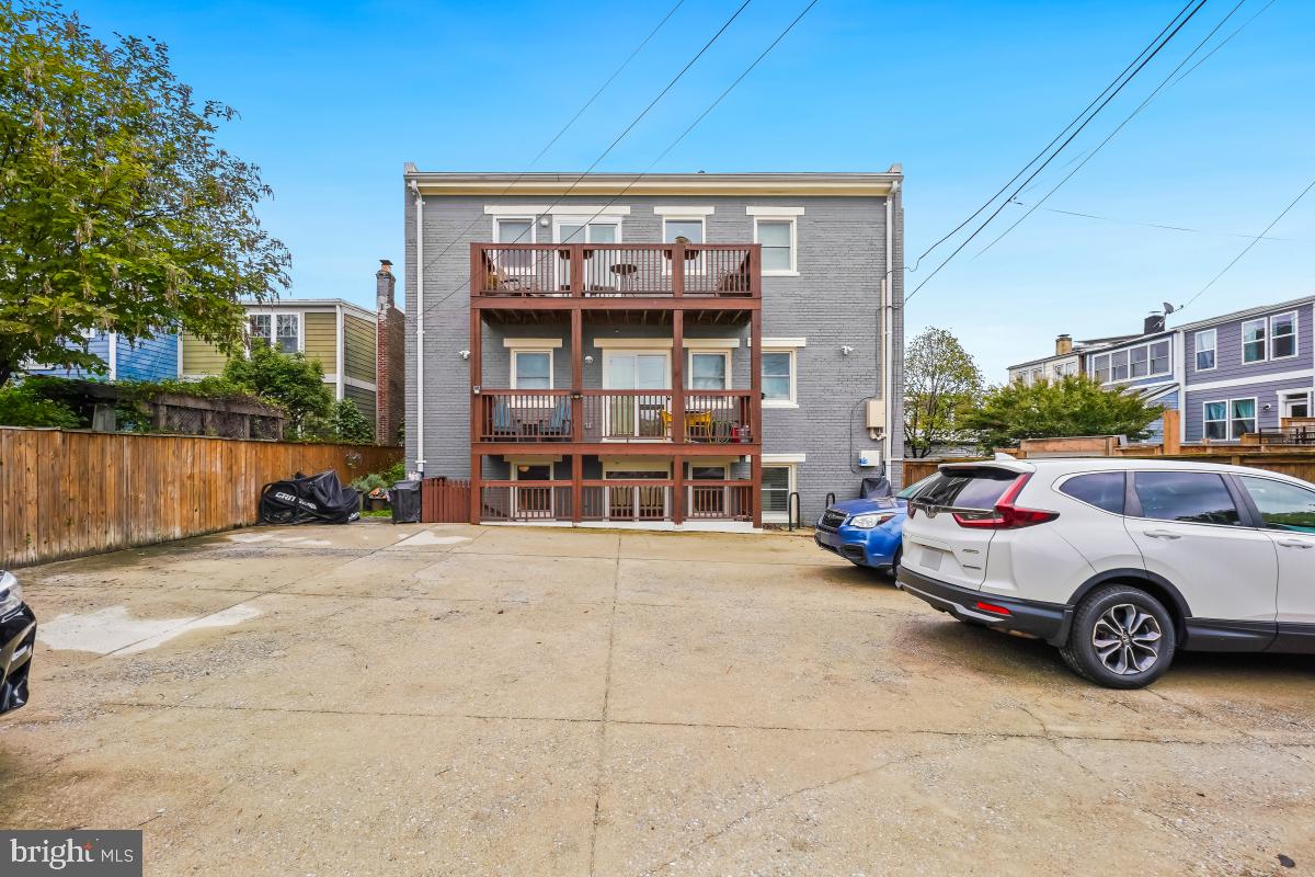 321 18TH ST SE #2, WASHINGTON, District Of Columbia 20003, 2 Bedrooms Bedrooms, ,2 BathroomsBathrooms,Residential,For sale,321 18TH ST SE #2,DCDC2227508 MLS # DCDC2227508