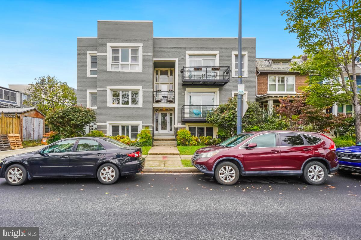 321 18TH ST SE #2, WASHINGTON, District Of Columbia 20003, 2 Bedrooms Bedrooms, ,2 BathroomsBathrooms,Residential,For sale,321 18TH ST SE #2,DCDC2227508 MLS # DCDC2227508