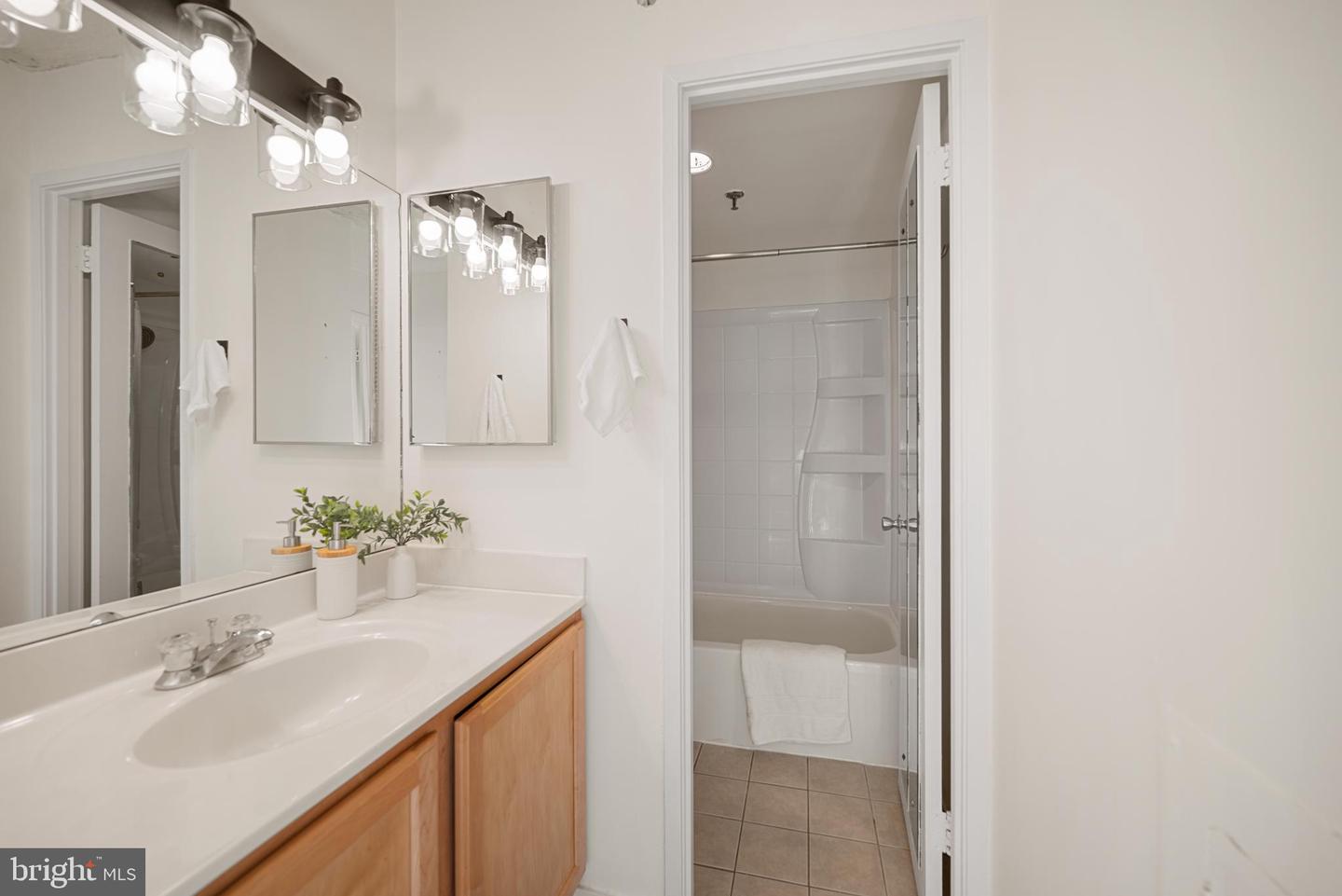 5911 EDSALL RD #908, ALEXANDRIA, Virginia 22304, 1 Bedroom Bedrooms, ,1 BathroomBathrooms,Residential,For sale,5911 EDSALL RD #908,VAAX2050940 MLS # VAAX2050940