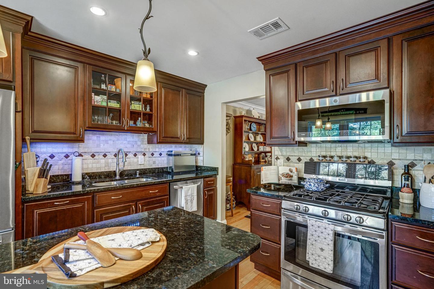 7714 SHOOTINGSTAR DR, SPRINGFIELD, Virginia 22152, 3 Bedrooms Bedrooms, 13 Rooms Rooms,3 BathroomsBathrooms,Residential,For sale,7714 SHOOTINGSTAR DR,VAFX2275088 MLS # VAFX2275088