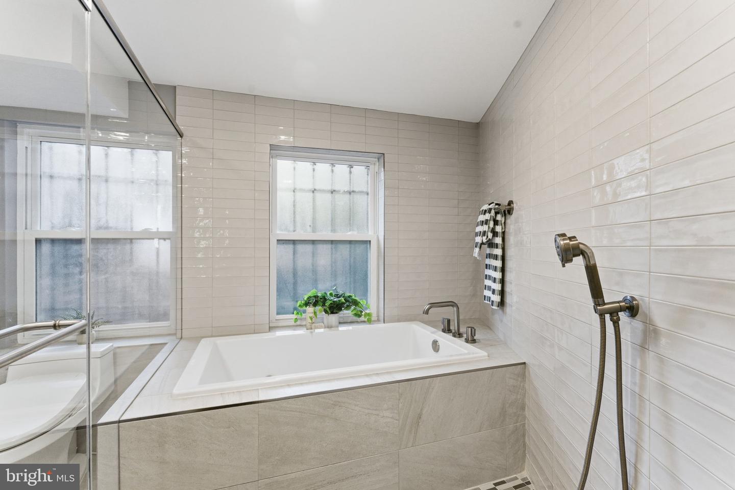 1434 OAK ST NW, WASHINGTON, District Of Columbia 20010, 2 Bedrooms Bedrooms, ,1 BathroomBathrooms,Residential,For sale,1434 OAK ST NW,DCDC2227668 MLS # DCDC2227668