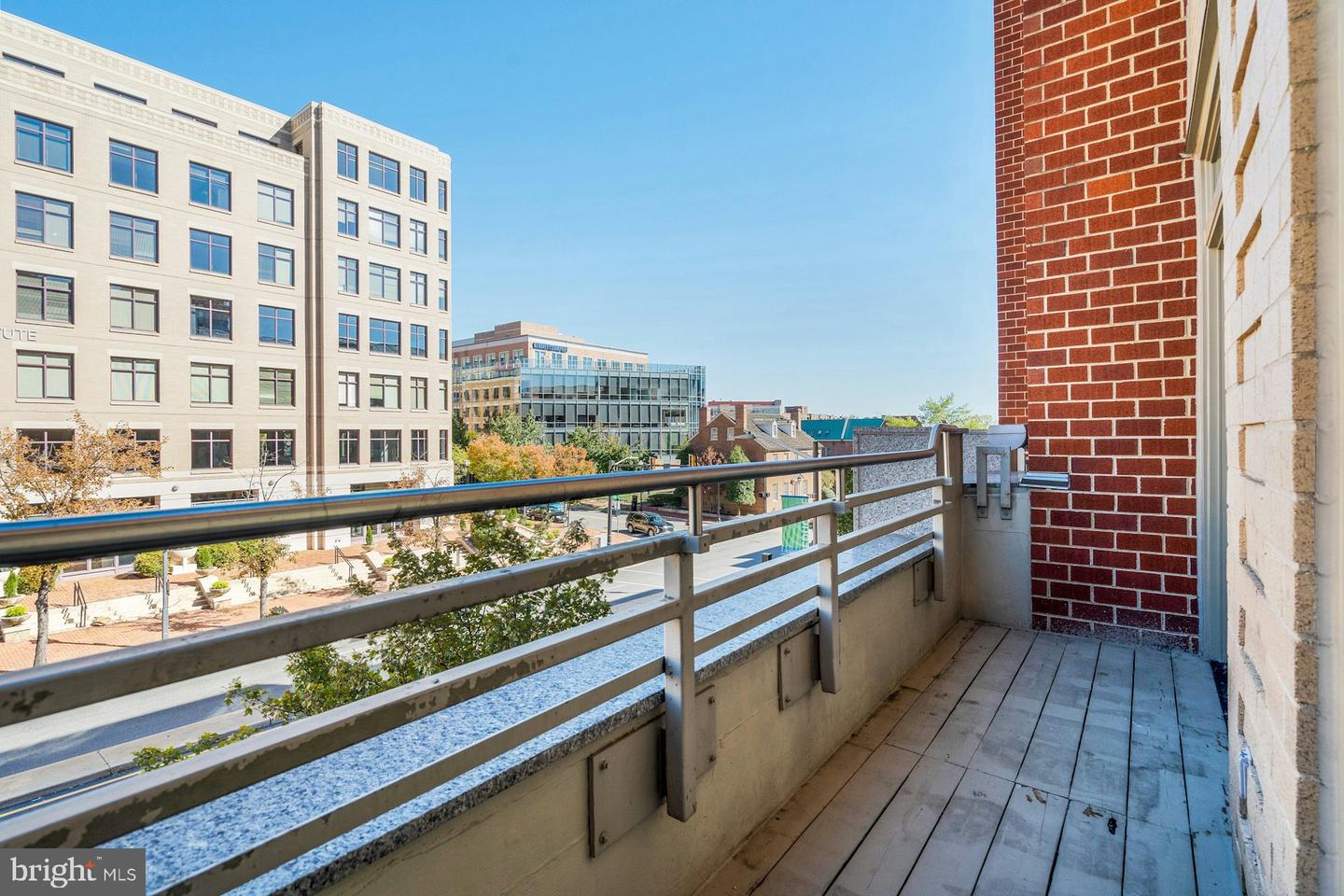 309 HOLLAND LN #126, ALEXANDRIA, Virginia 22314, 2 Bedrooms Bedrooms, ,2 BathroomsBathrooms,Residential,For sale,309 HOLLAND LN #126,VAAX2051008 MLS # VAAX2051008