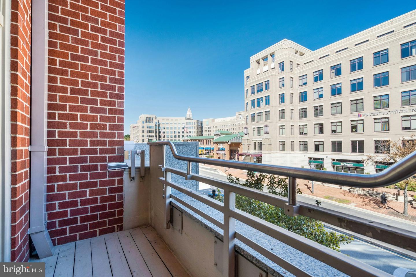 309 HOLLAND LN #126, ALEXANDRIA, Virginia 22314, 2 Bedrooms Bedrooms, ,2 BathroomsBathrooms,Residential,For sale,309 HOLLAND LN #126,VAAX2051008 MLS # VAAX2051008