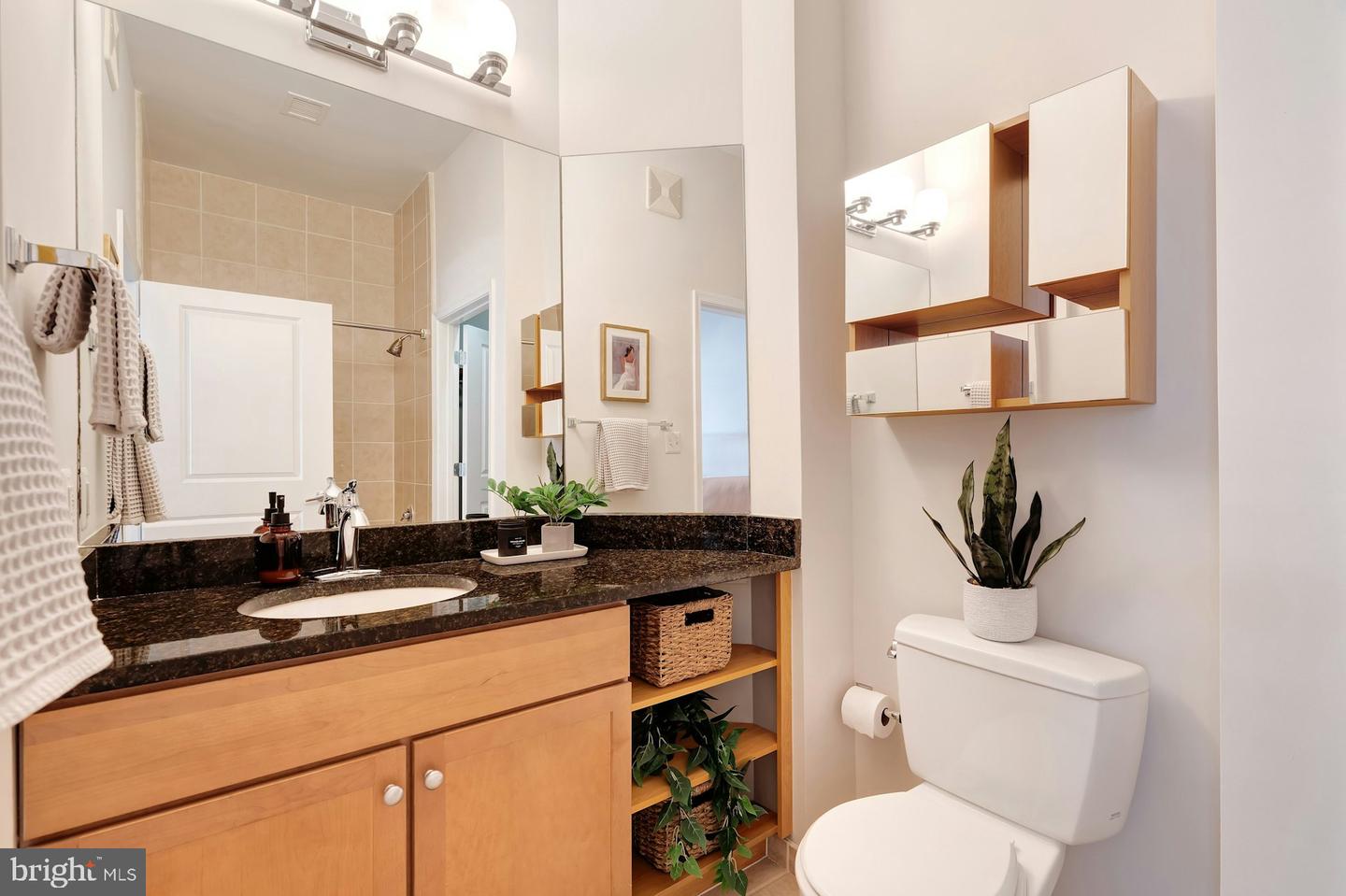 309 HOLLAND LN #126, ALEXANDRIA, Virginia 22314, 2 Bedrooms Bedrooms, ,2 BathroomsBathrooms,Residential,For sale,309 HOLLAND LN #126,VAAX2051008 MLS # VAAX2051008
