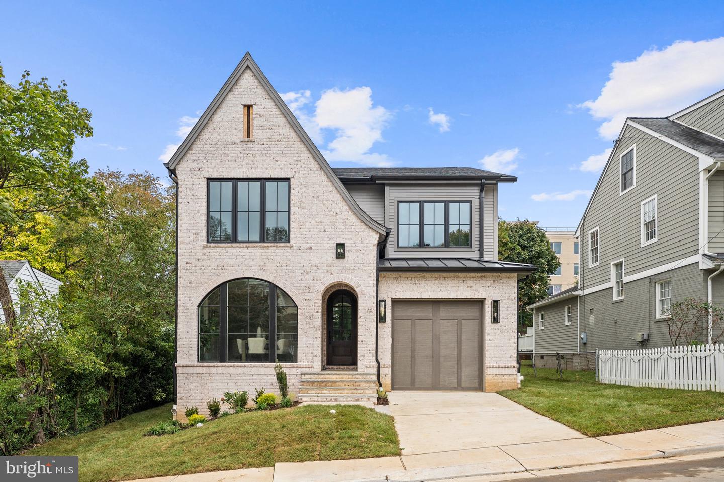 2133 N OAKLAND ST, ARLINGTON, Virginia 22207, 4 Bedrooms Bedrooms, ,4 BathroomsBathrooms,Residential,For sale,2133 N OAKLAND ST,VAAR2065150 MLS # VAAR2065150