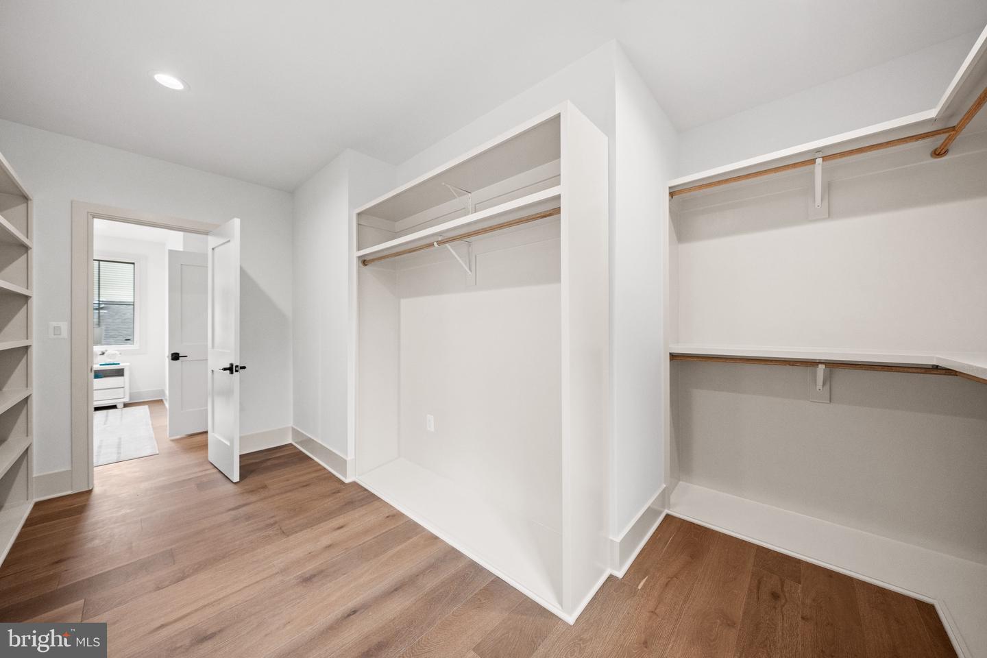 2133 N OAKLAND ST, ARLINGTON, Virginia 22207, 4 Bedrooms Bedrooms, ,4 BathroomsBathrooms,Residential,For sale,2133 N OAKLAND ST,VAAR2065150 MLS # VAAR2065150