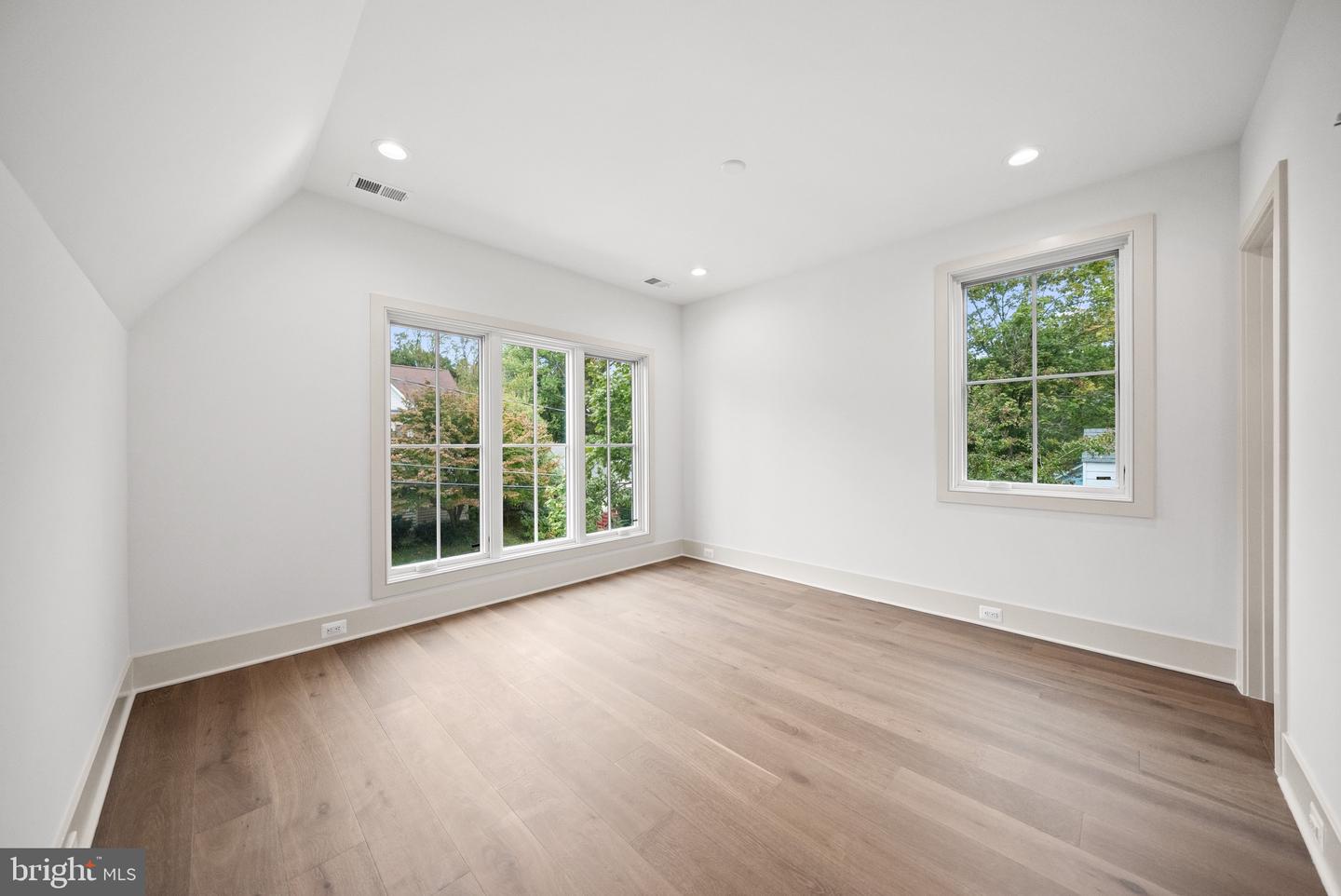 2133 N OAKLAND ST, ARLINGTON, Virginia 22207, 4 Bedrooms Bedrooms, ,4 BathroomsBathrooms,Residential,For sale,2133 N OAKLAND ST,VAAR2065150 MLS # VAAR2065150