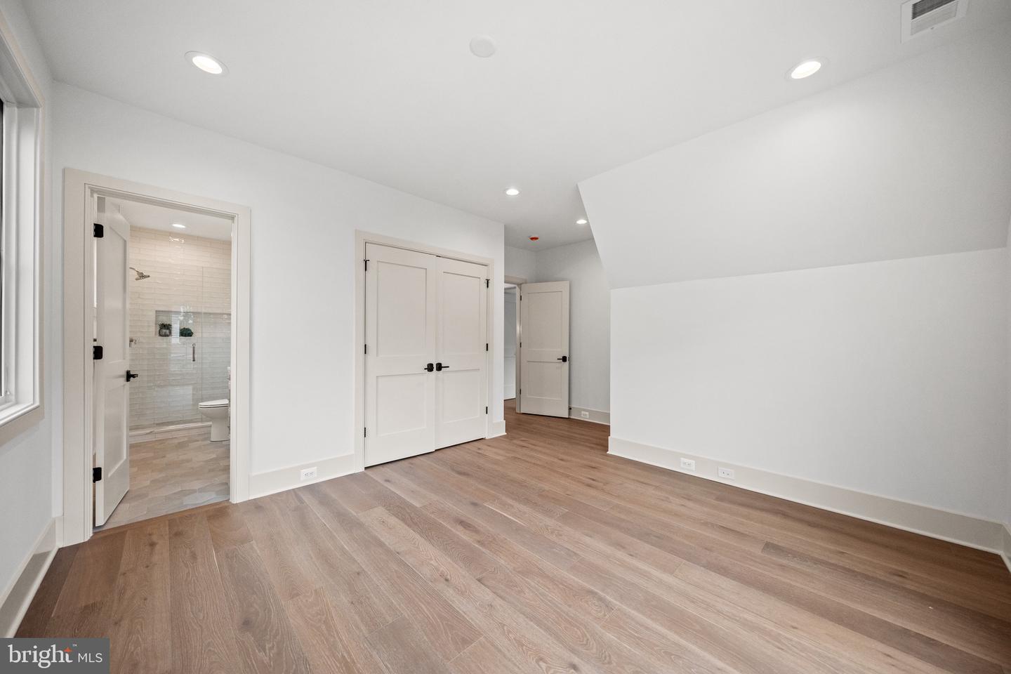 2133 N OAKLAND ST, ARLINGTON, Virginia 22207, 4 Bedrooms Bedrooms, ,4 BathroomsBathrooms,Residential,For sale,2133 N OAKLAND ST,VAAR2065150 MLS # VAAR2065150