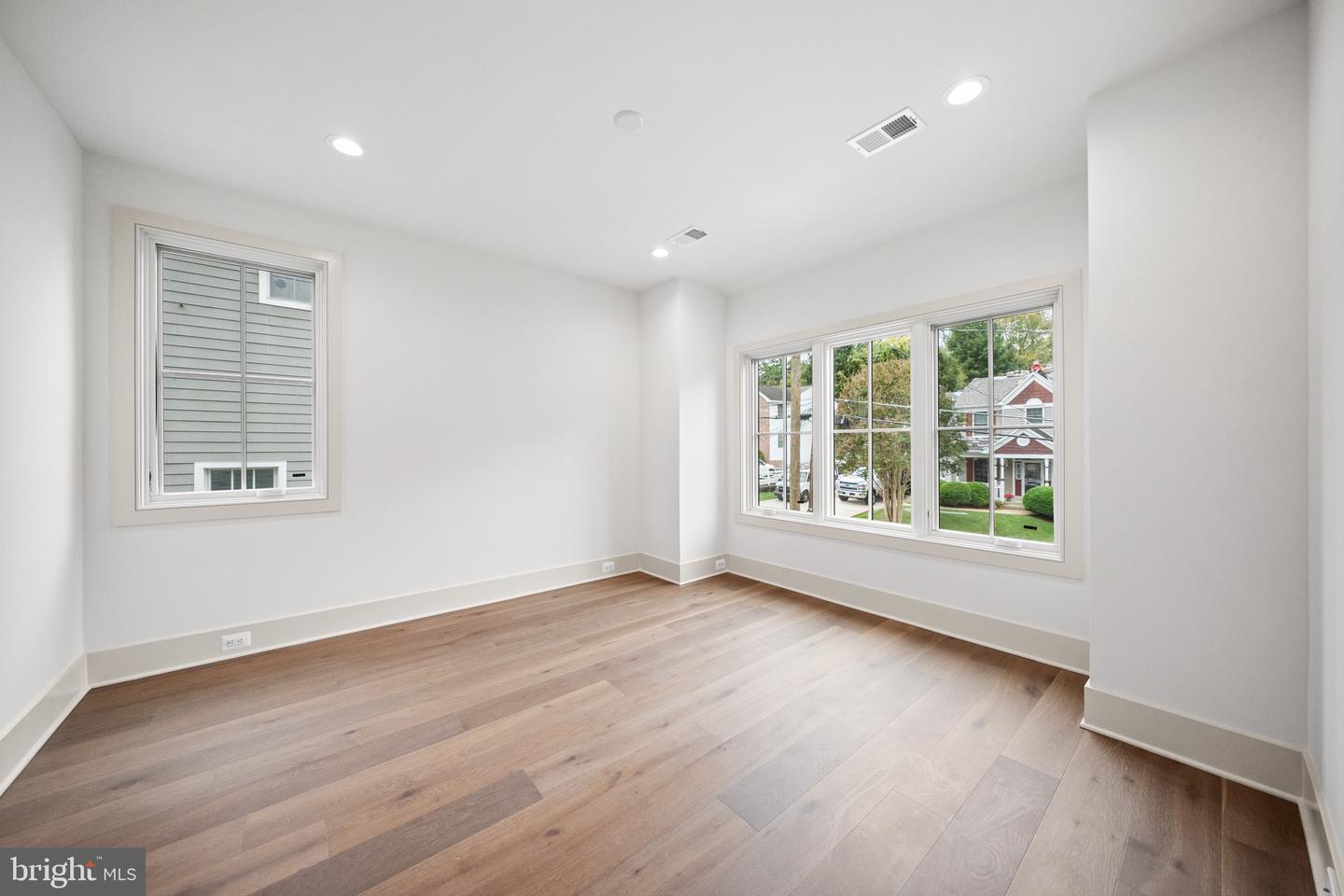 2133 N OAKLAND ST, ARLINGTON, Virginia 22207, 4 Bedrooms Bedrooms, ,4 BathroomsBathrooms,Residential,For sale,2133 N OAKLAND ST,VAAR2065150 MLS # VAAR2065150