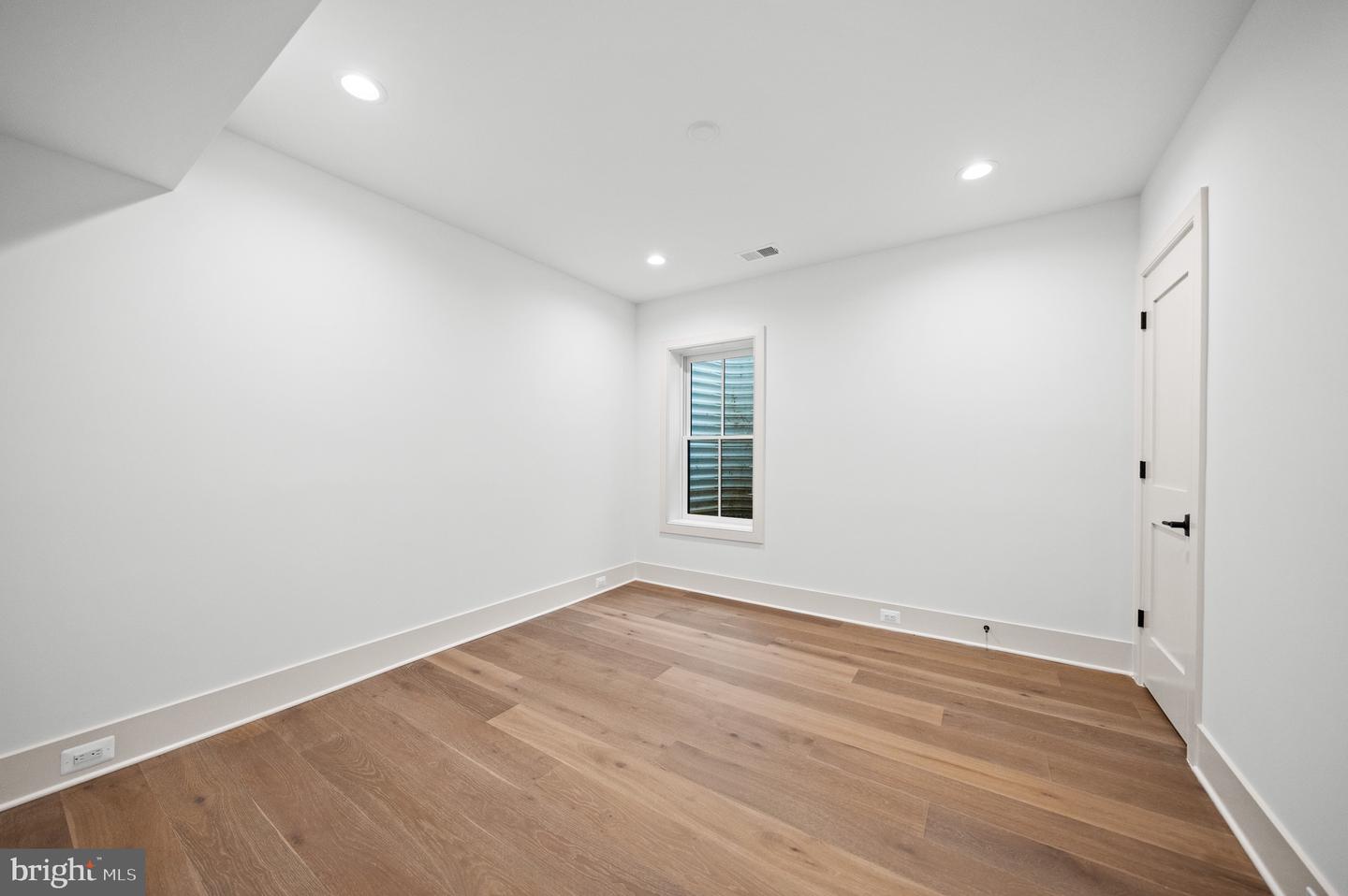 2133 N OAKLAND ST, ARLINGTON, Virginia 22207, 4 Bedrooms Bedrooms, ,4 BathroomsBathrooms,Residential,For sale,2133 N OAKLAND ST,VAAR2065150 MLS # VAAR2065150