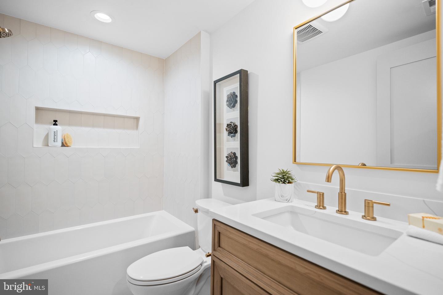 2133 N OAKLAND ST, ARLINGTON, Virginia 22207, 4 Bedrooms Bedrooms, ,4 BathroomsBathrooms,Residential,For sale,2133 N OAKLAND ST,VAAR2065150 MLS # VAAR2065150