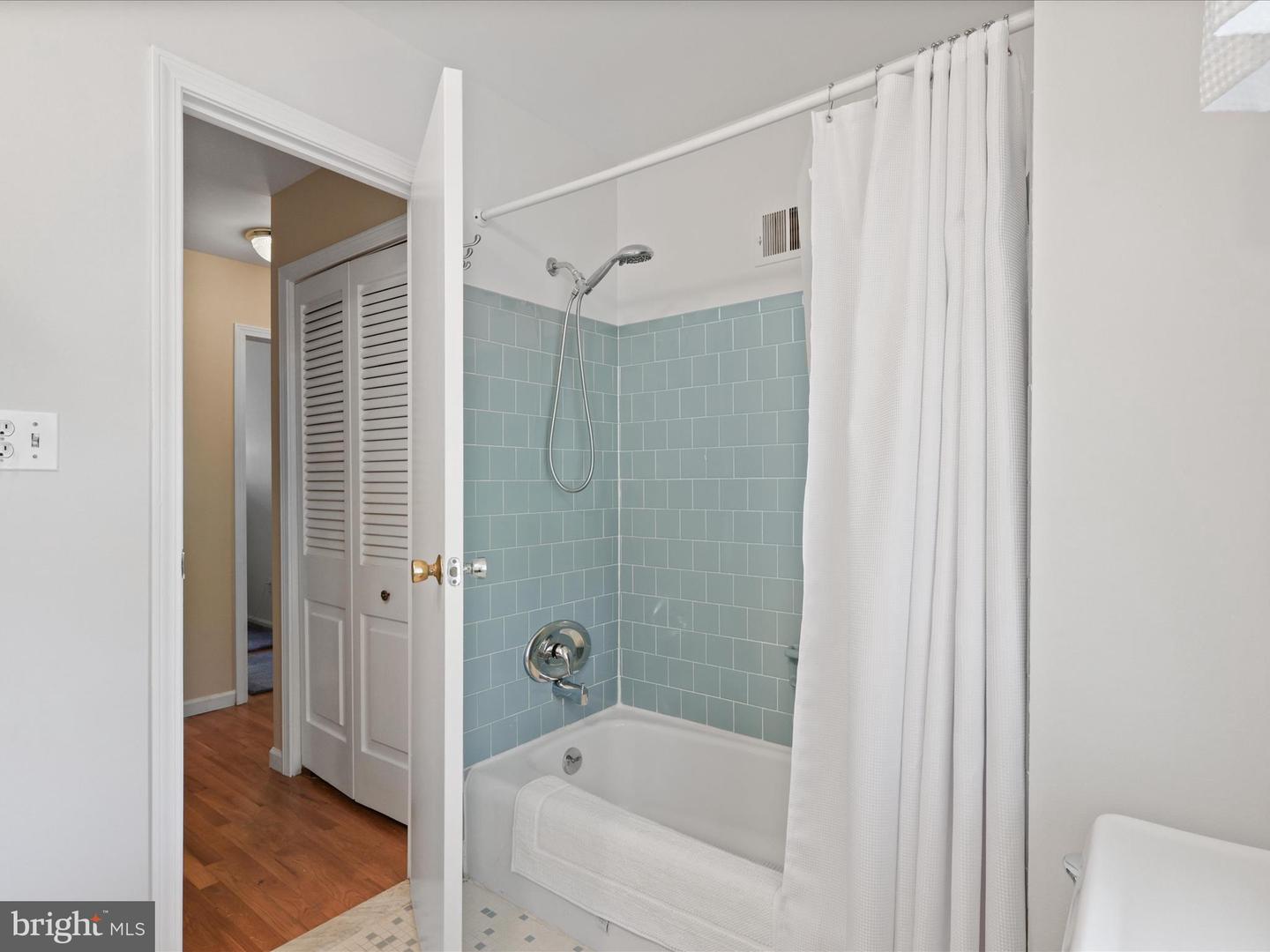 8112 BRIAR CREEK DR, ANNANDALE, Virginia 22003, 5 Bedrooms Bedrooms, 13 Rooms Rooms,2 BathroomsBathrooms,Residential,For sale,8112 BRIAR CREEK DR,VAFX2275278 MLS # VAFX2275278