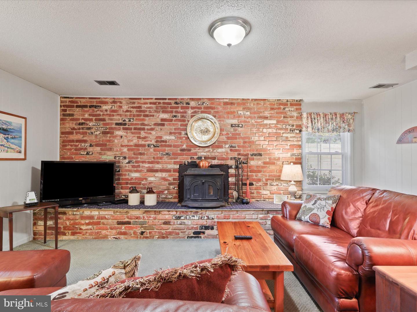 8112 BRIAR CREEK DR, ANNANDALE, Virginia 22003, 5 Bedrooms Bedrooms, 13 Rooms Rooms,2 BathroomsBathrooms,Residential,For sale,8112 BRIAR CREEK DR,VAFX2275278 MLS # VAFX2275278