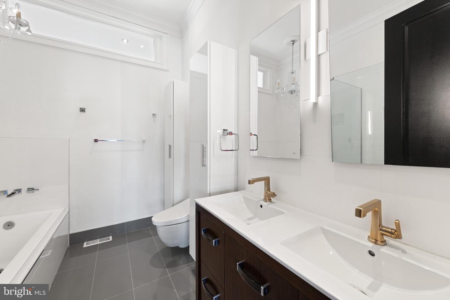 719 12TH ST SE #3, WASHINGTON, District Of Columbia 20003, 2 Bedrooms Bedrooms, ,3 BathroomsBathrooms,Residential,For sale,719 12TH ST SE #3,DCDC2204048 MLS # DCDC2204048