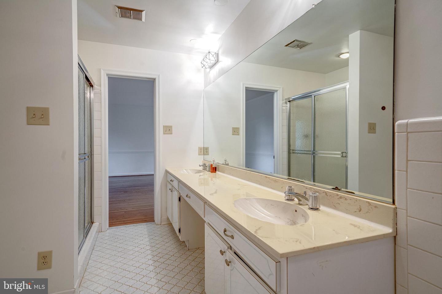 1224 PERRY WILLIAM DR, MCLEAN, Virginia 22101, 5 Bedrooms Bedrooms, ,4 BathroomsBathrooms,Residential,For sale,1224 PERRY WILLIAM DR,VAFX2274216 MLS # VAFX2274216