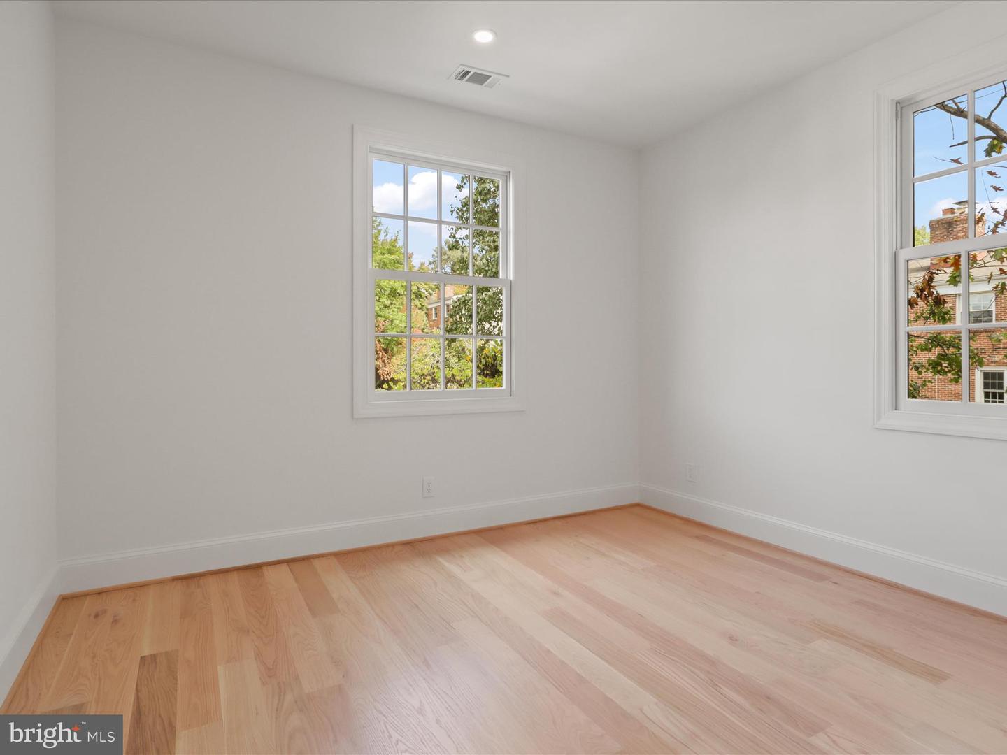 1125 KENSINGTON RD, MCLEAN, Virginia 22101, 3 Bedrooms Bedrooms, ,4 BathroomsBathrooms,Residential,For sale,1125 KENSINGTON RD,VAFX2275050 MLS # VAFX2275050