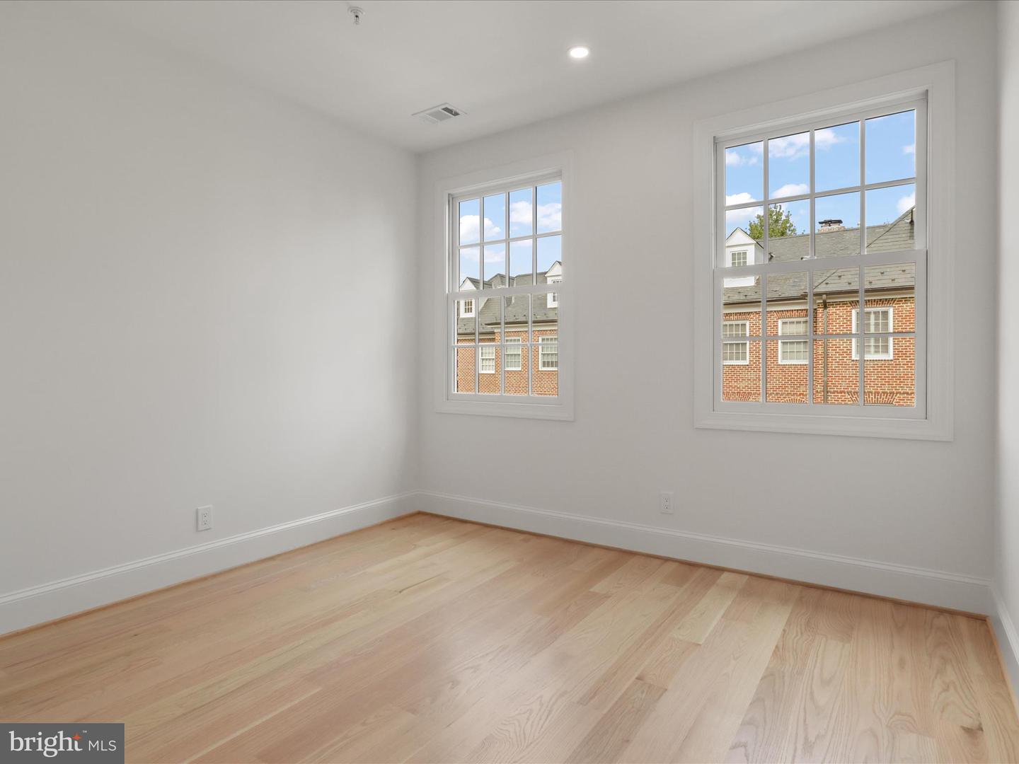 1125 KENSINGTON RD, MCLEAN, Virginia 22101, 3 Bedrooms Bedrooms, ,4 BathroomsBathrooms,Residential,For sale,1125 KENSINGTON RD,VAFX2275050 MLS # VAFX2275050