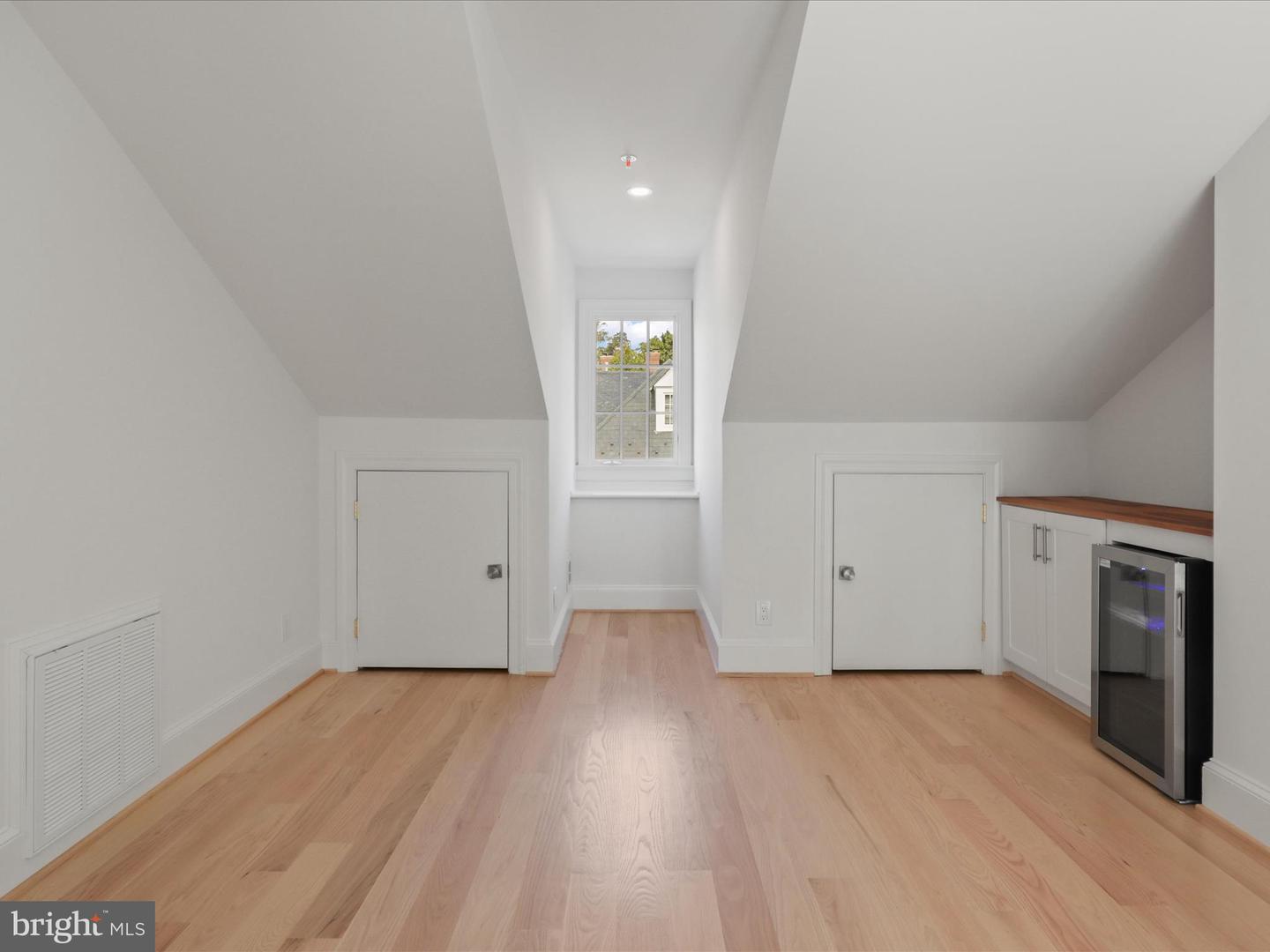 1125 KENSINGTON RD, MCLEAN, Virginia 22101, 3 Bedrooms Bedrooms, ,4 BathroomsBathrooms,Residential,For sale,1125 KENSINGTON RD,VAFX2275050 MLS # VAFX2275050