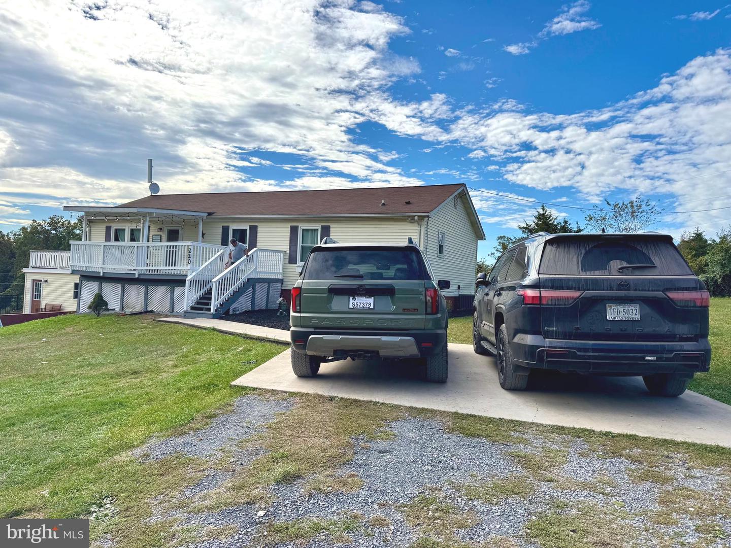 220 SNAPPY LN, WINCHESTER, Virginia 22602, 6 Bedrooms Bedrooms, ,4 BathroomsBathrooms,Residential,For sale,220 SNAPPY LN,VAFV2037326 MLS # VAFV2037326
