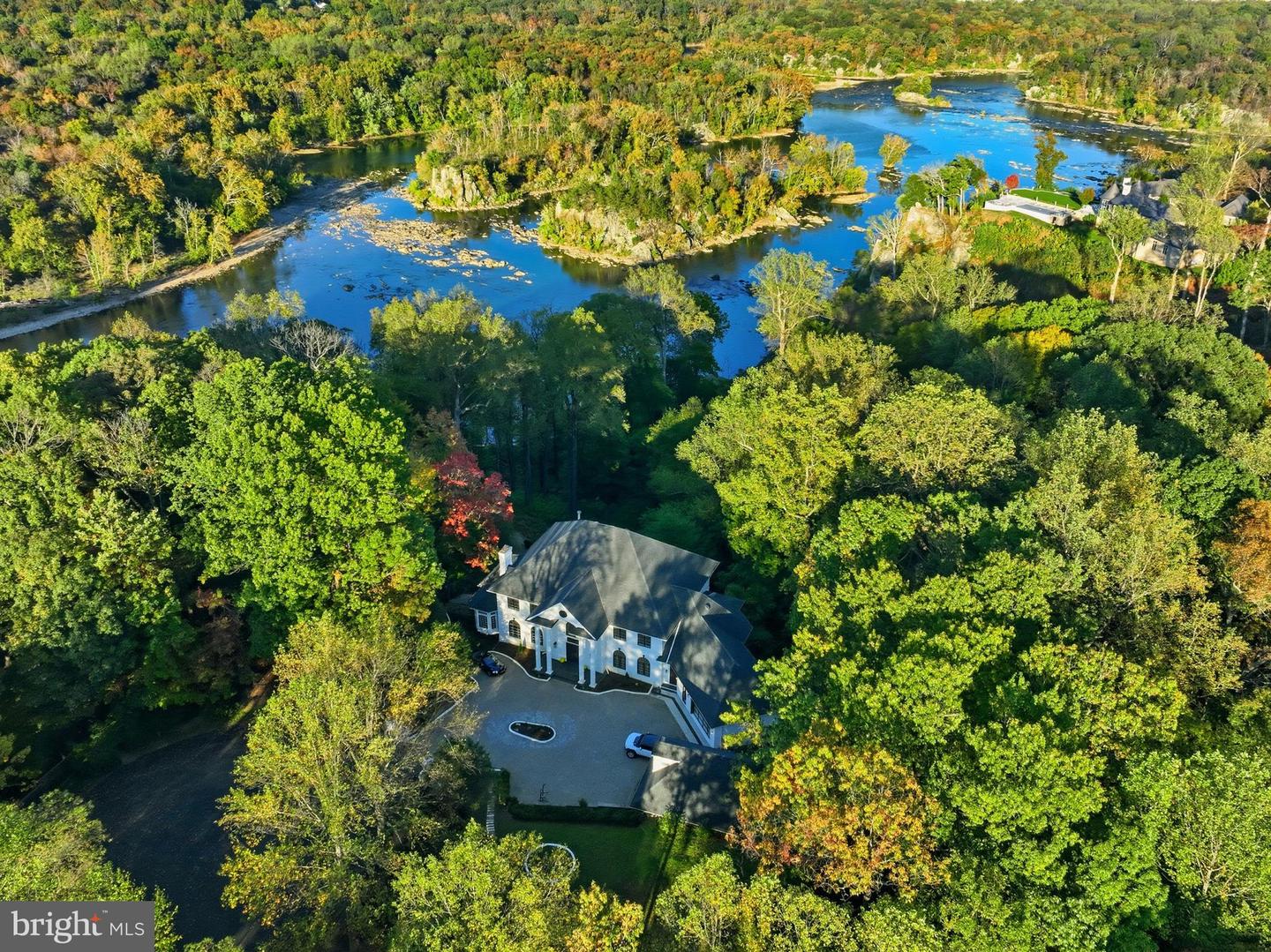 703 POTOMAC KNOLLS, MCLEAN, Virginia 22102, 6 Bedrooms Bedrooms, ,5 BathroomsBathrooms,Residential,For sale,703 POTOMAC KNOLLS,VAFX2274344 MLS # VAFX2274344