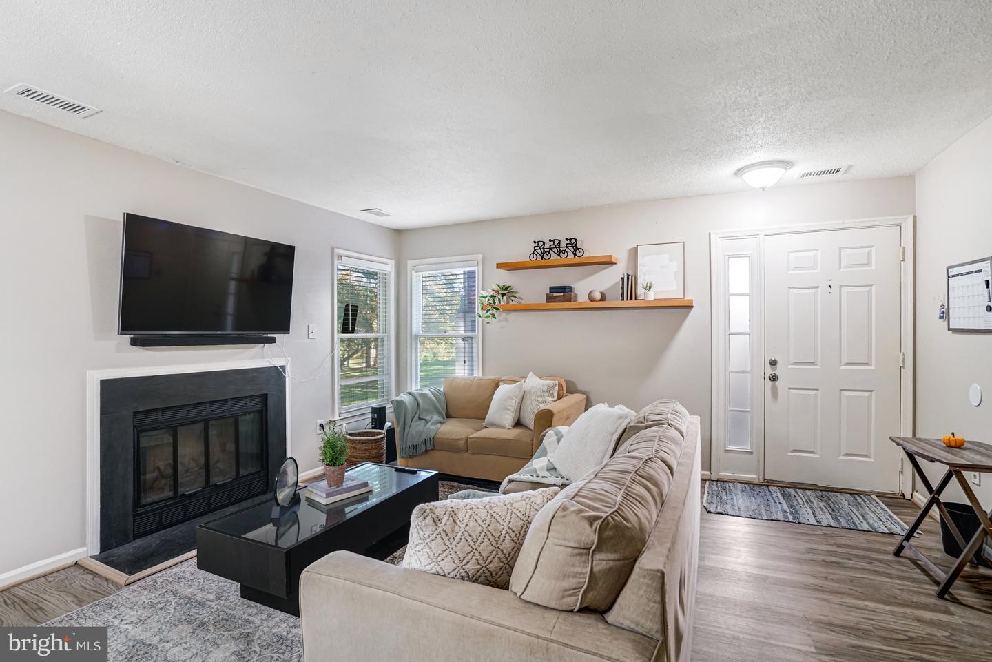 7598-L LAKESIDE VILLAGE DR #L, FALLS CHURCH, Virginia 22042, 1 Bedroom Bedrooms, 5 Rooms Rooms,1 BathroomBathrooms,Residential,For sale,7598-L LAKESIDE VILLAGE DR #L,VAFX2275300 MLS # VAFX2275300