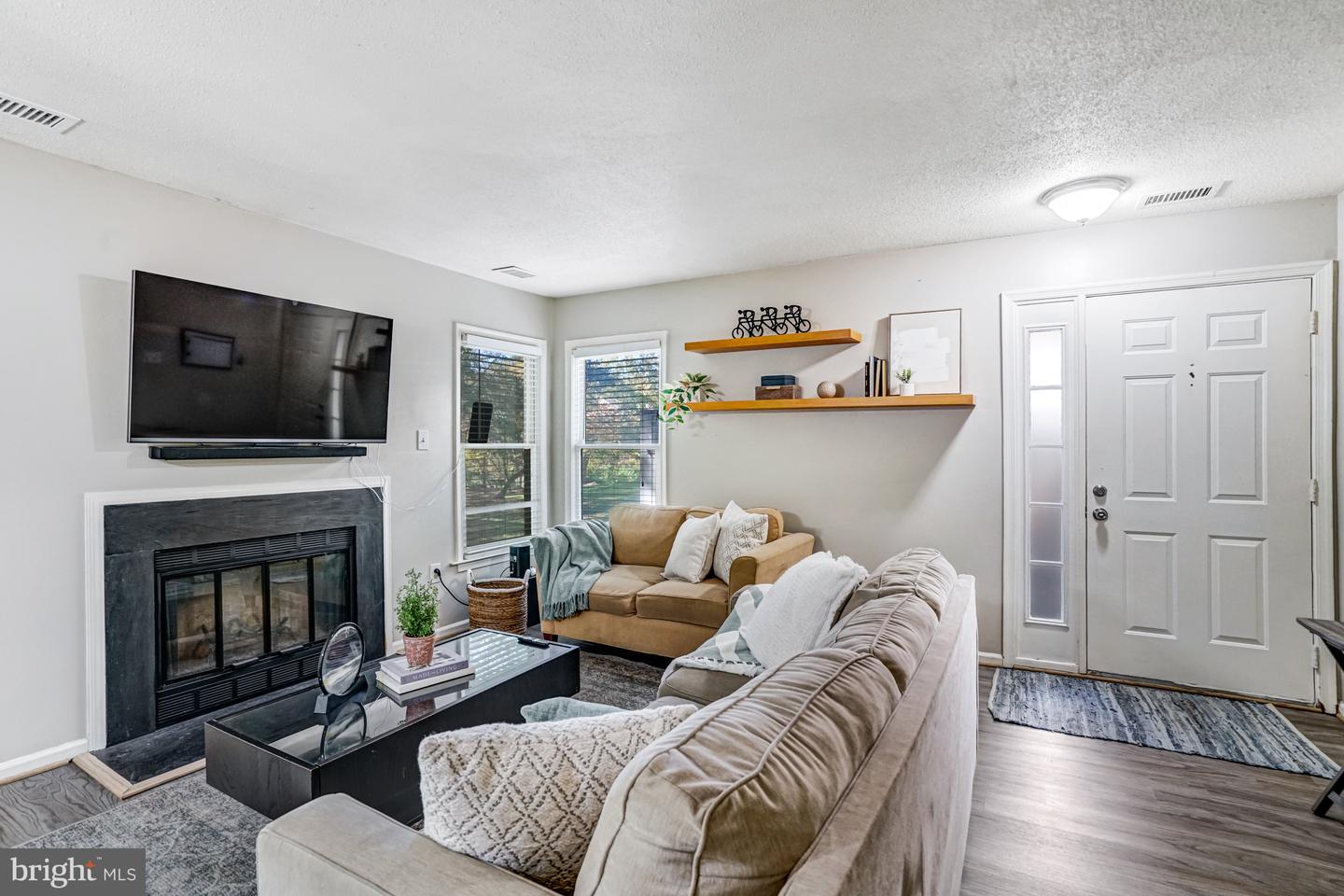 7598-L LAKESIDE VILLAGE DR #L, FALLS CHURCH, Virginia 22042, 1 Bedroom Bedrooms, 5 Rooms Rooms,1 BathroomBathrooms,Residential,For sale,7598-L LAKESIDE VILLAGE DR #L,VAFX2275300 MLS # VAFX2275300