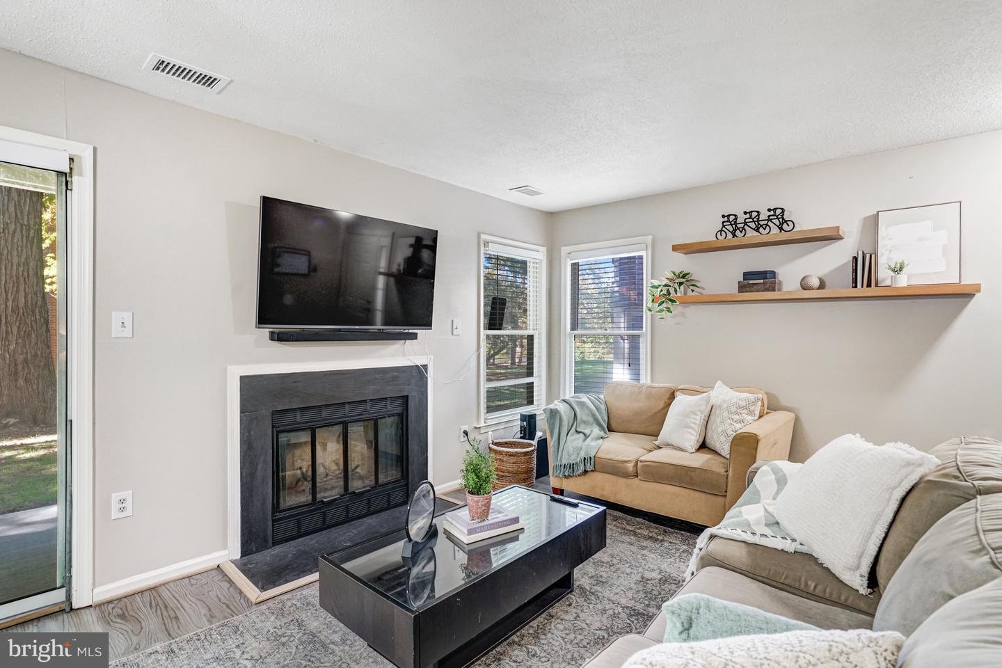 7598-L LAKESIDE VILLAGE DR #L, FALLS CHURCH, Virginia 22042, 1 Bedroom Bedrooms, 5 Rooms Rooms,1 BathroomBathrooms,Residential,For sale,7598-L LAKESIDE VILLAGE DR #L,VAFX2275300 MLS # VAFX2275300